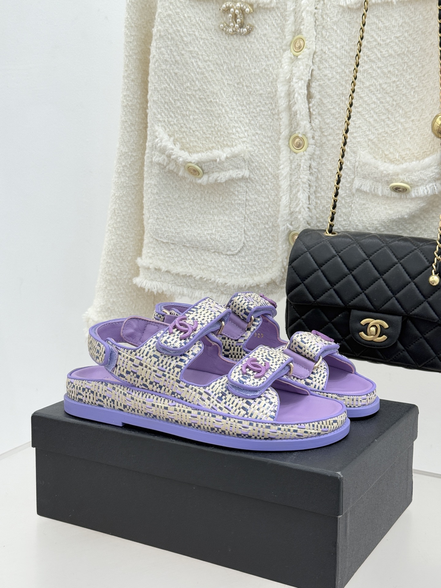 CHANE* ｜小香经典春夏双C魔术贴沙滩凉鞋香奶奶每年都必须要火爆一场的款式 这一系列真是搭配神器明星