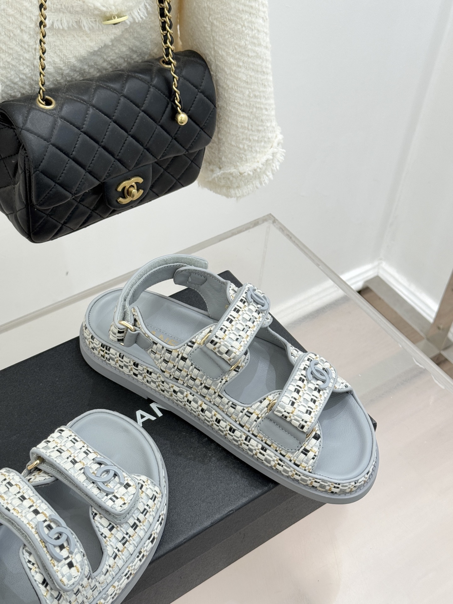 CHANE* ｜小香经典春夏双C魔术贴沙滩凉鞋香奶奶每年都必须要火爆一场的款式 这一系列真是搭配神器明星