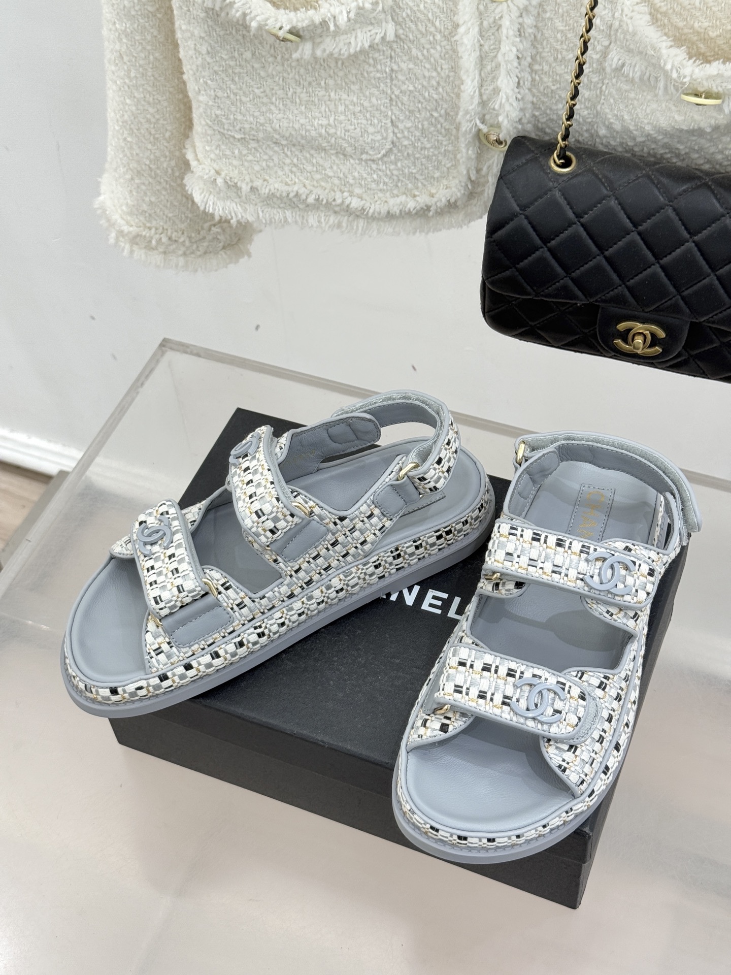 CHANE* ｜小香经典春夏双C魔术贴沙滩凉鞋香奶奶每年都必须要火爆一场的款式 这一系列真是搭配神器明星