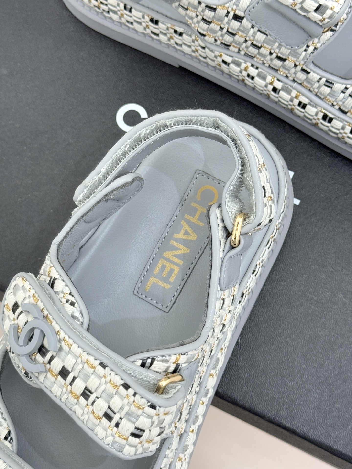 CHANE* ｜小香经典春夏双C魔术贴沙滩凉鞋香奶奶每年都必须要火爆一场的款式 这一系列真是搭配神器明星