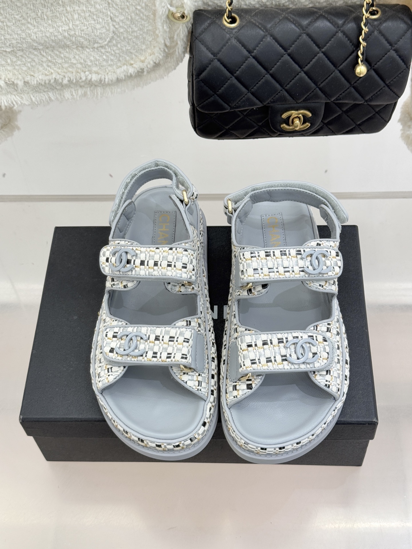 CHANE* ｜小香经典春夏双C魔术贴沙滩凉鞋香奶奶每年都必须要火爆一场的款式 这一系列真是搭配神器明星