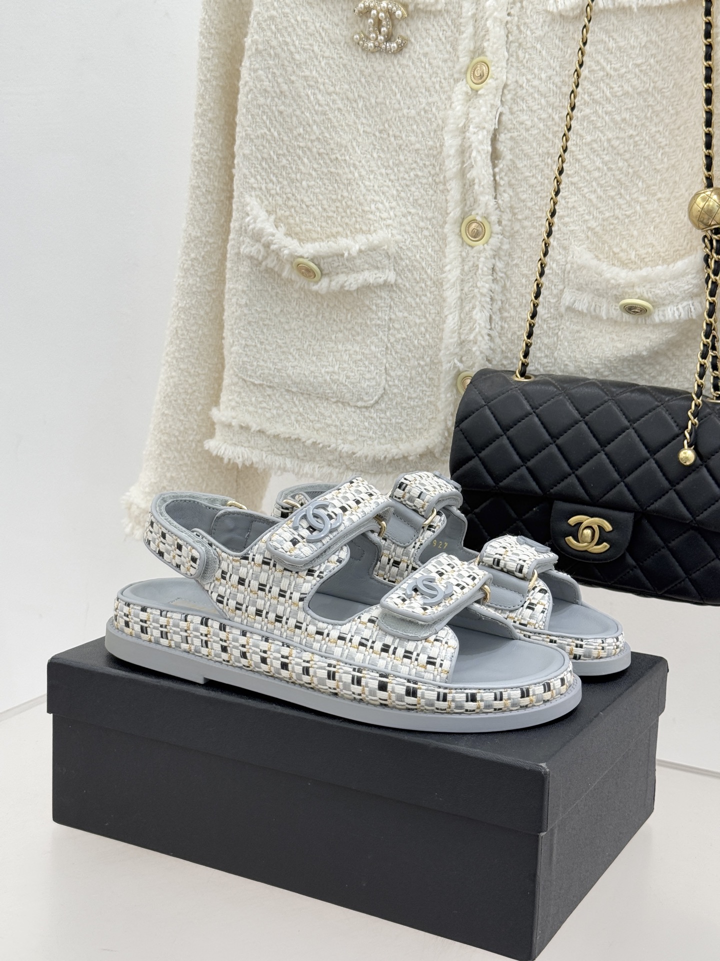 CHANE* ｜小香经典春夏双C魔术贴沙滩凉鞋香奶奶每年都必须要火爆一场的款式 这一系列真是搭配神器明星