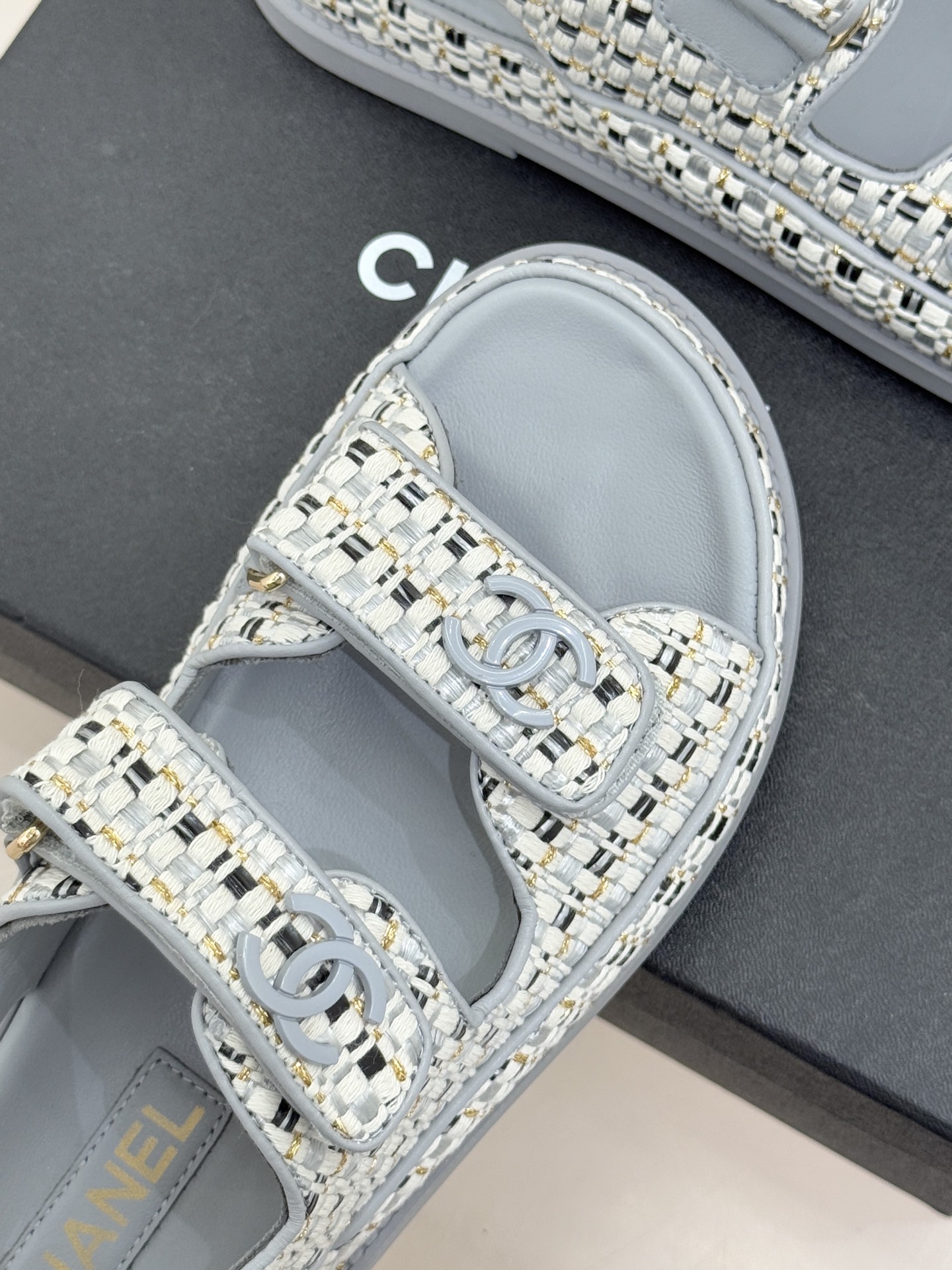 CHANE* ｜小香经典春夏双C魔术贴沙滩凉鞋香奶奶每年都必须要火爆一场的款式 这一系列真是搭配神器明星