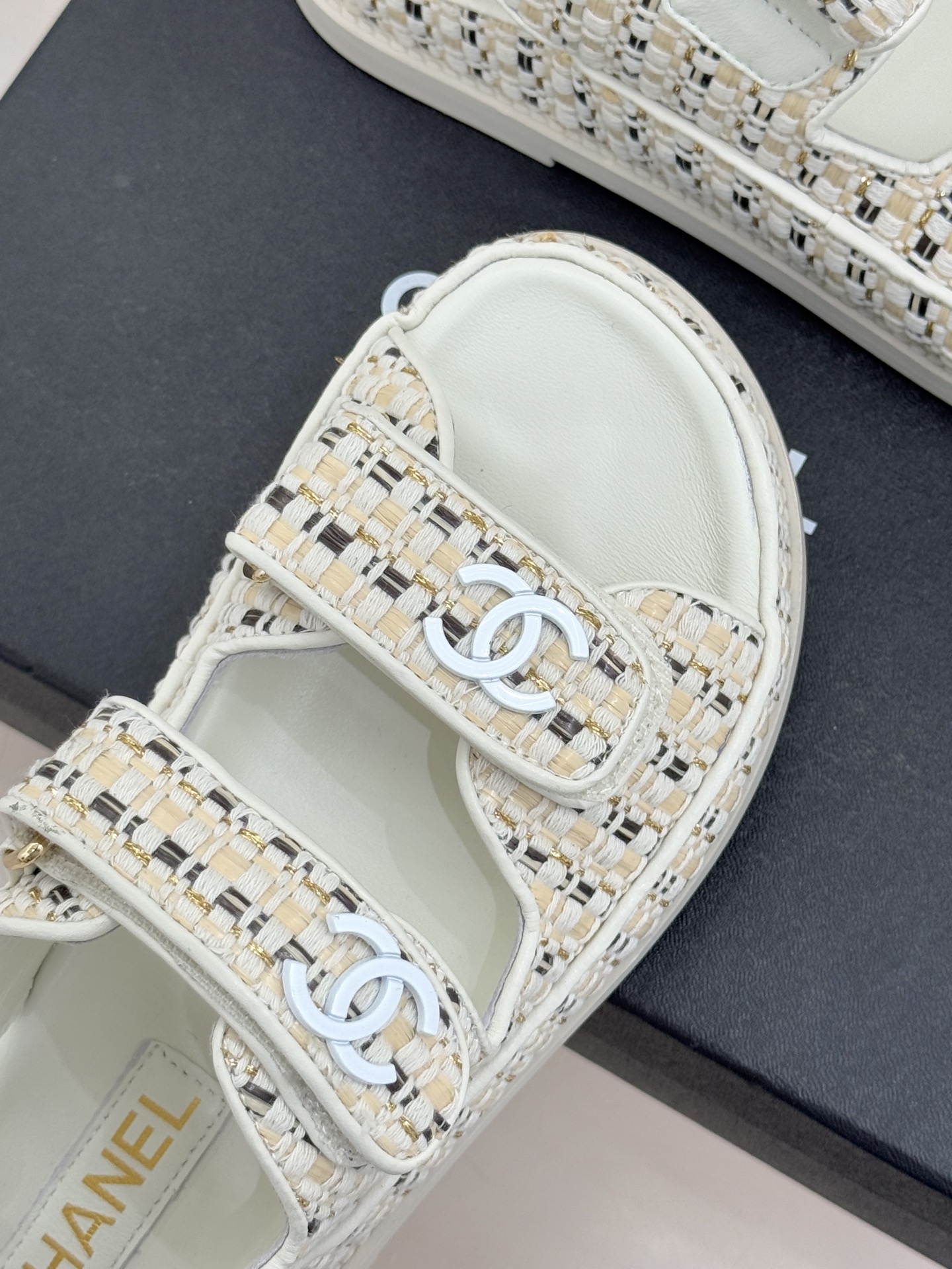CHANE* ｜小香经典春夏双C魔术贴沙滩凉鞋香奶奶每年都必须要火爆一场的款式 这一系列真是搭配神器明星
