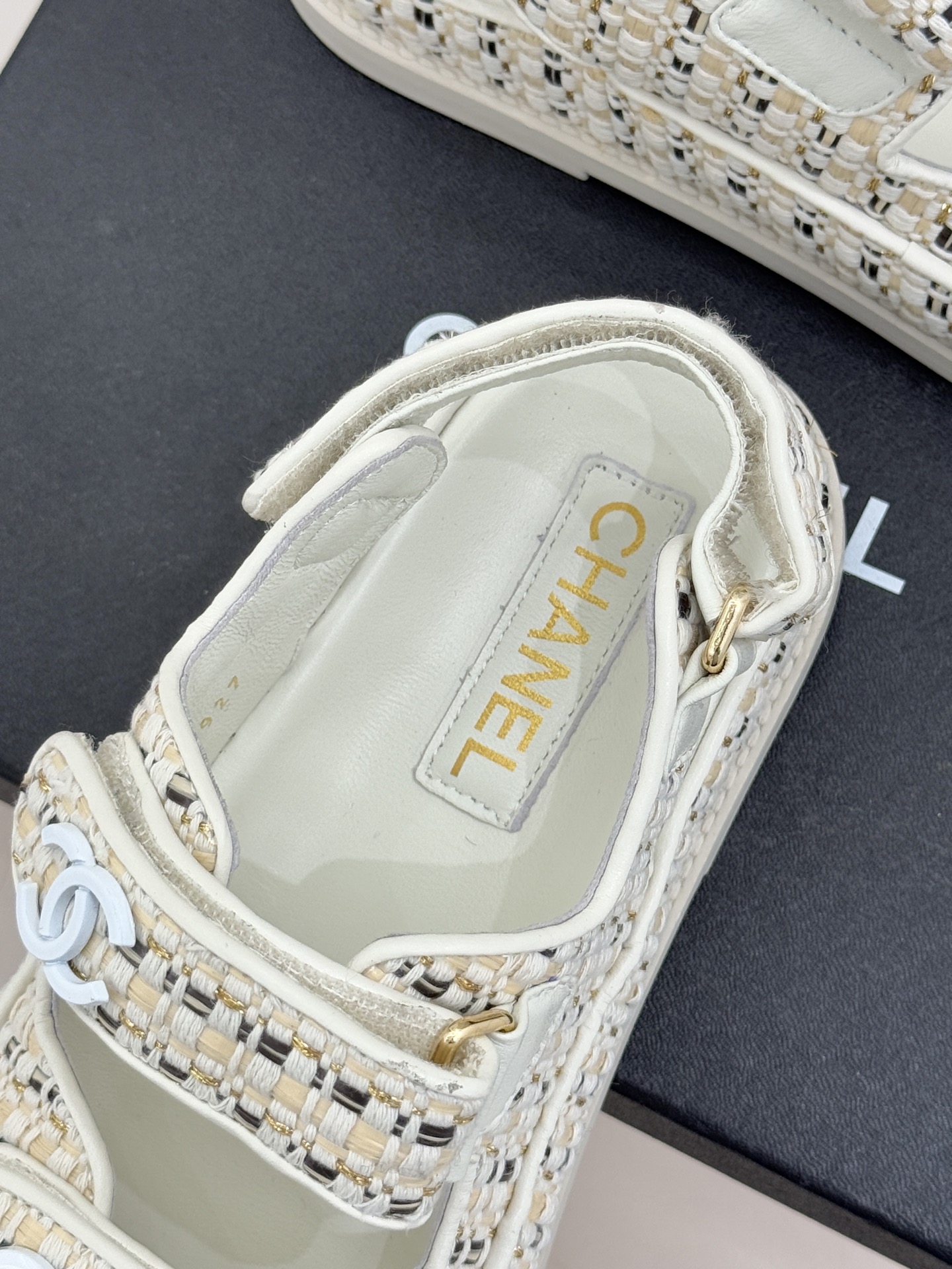 CHANE* ｜小香经典春夏双C魔术贴沙滩凉鞋香奶奶每年都必须要火爆一场的款式 这一系列真是搭配神器明星