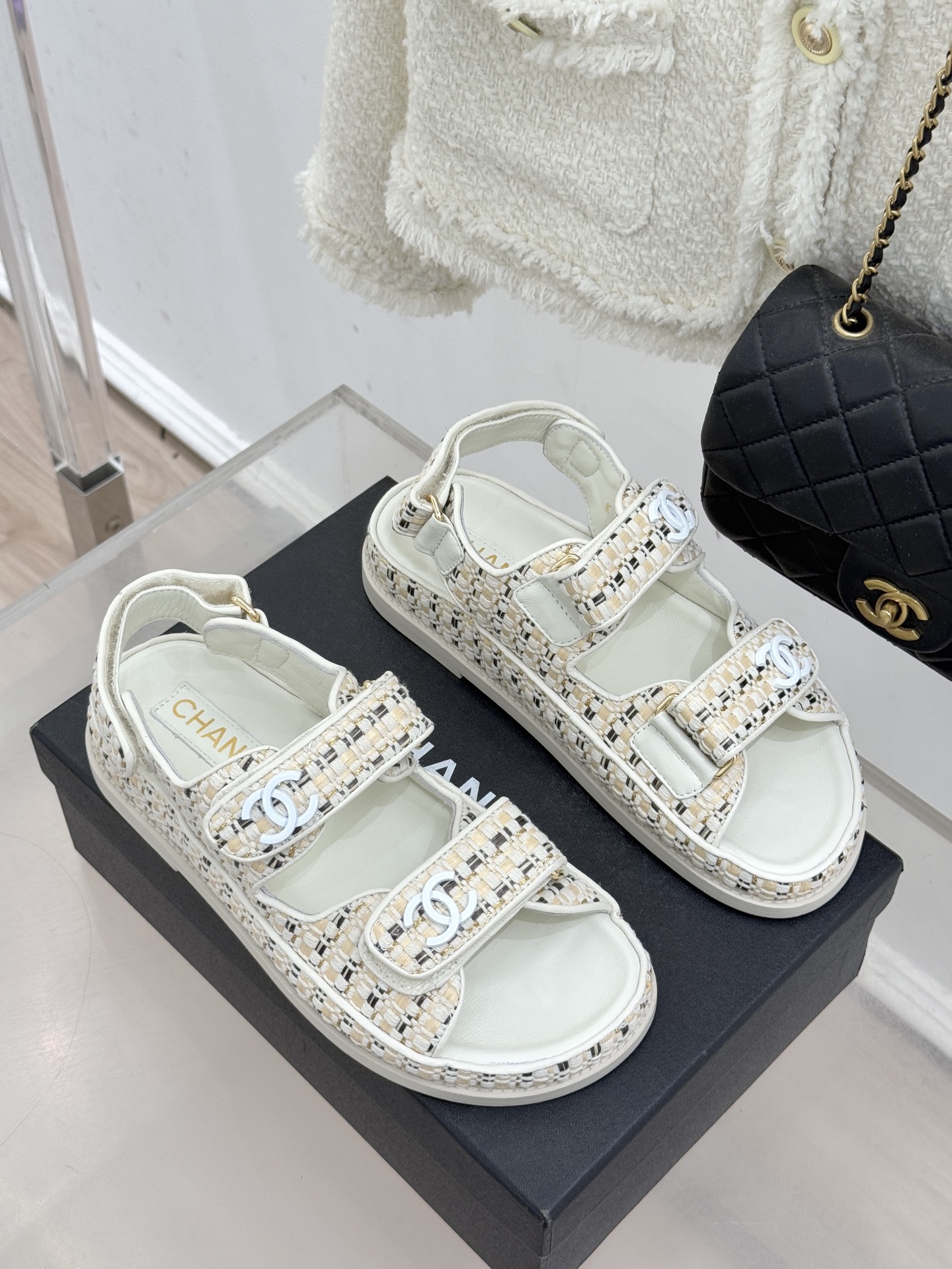 CHANE* ｜小香经典春夏双C魔术贴沙滩凉鞋香奶奶每年都必须要火爆一场的款式 这一系列真是搭配神器明星