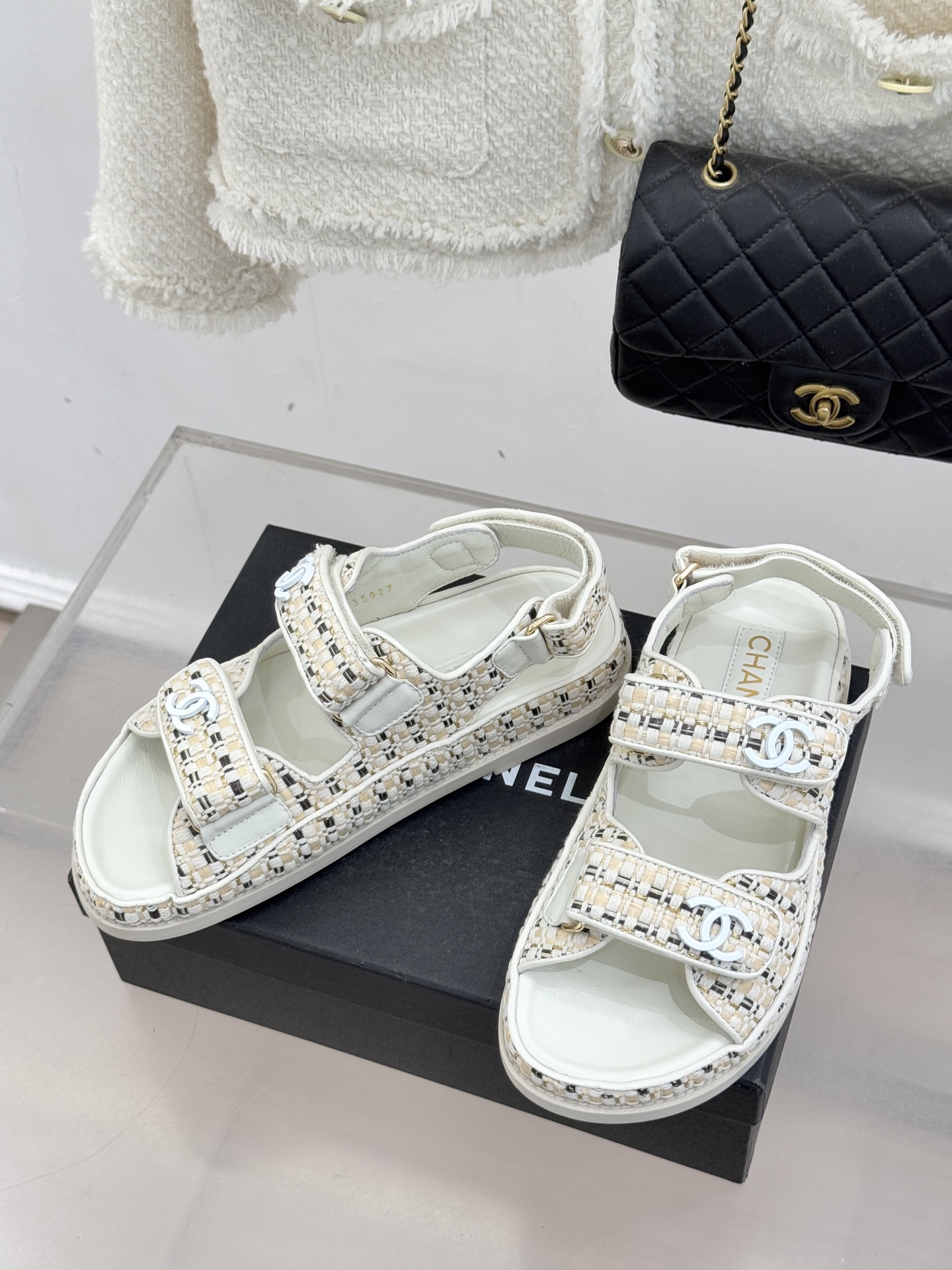 CHANE* ｜小香经典春夏双C魔术贴沙滩凉鞋香奶奶每年都必须要火爆一场的款式 这一系列真是搭配神器明星