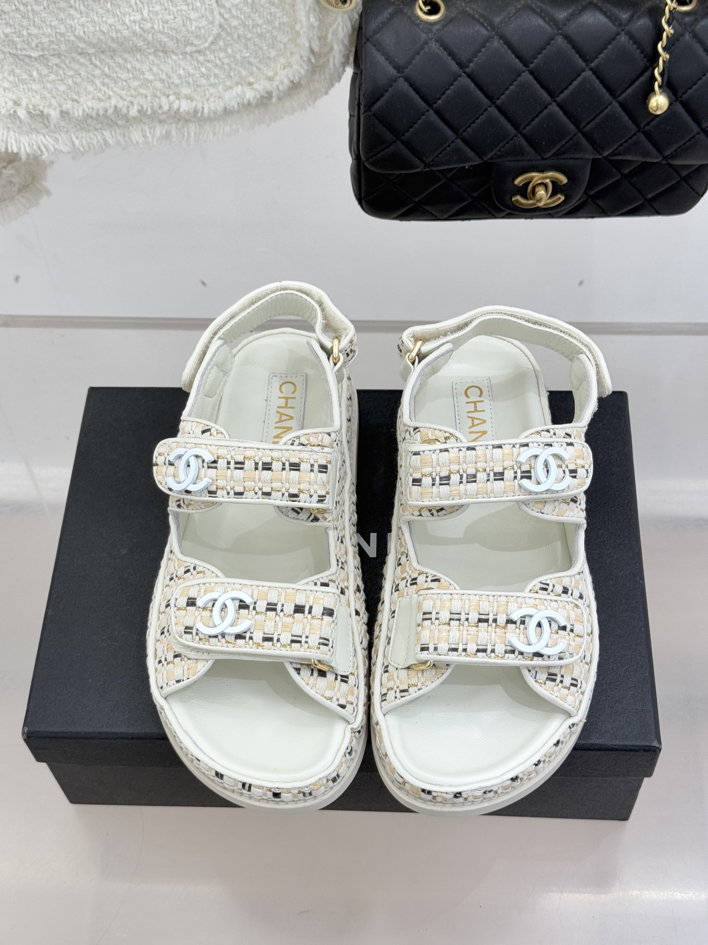 CHANE* ｜小香经典春夏双C魔术贴沙滩凉鞋香奶奶每年都必须要火爆一场的款式 这一系列真是搭配神器明星