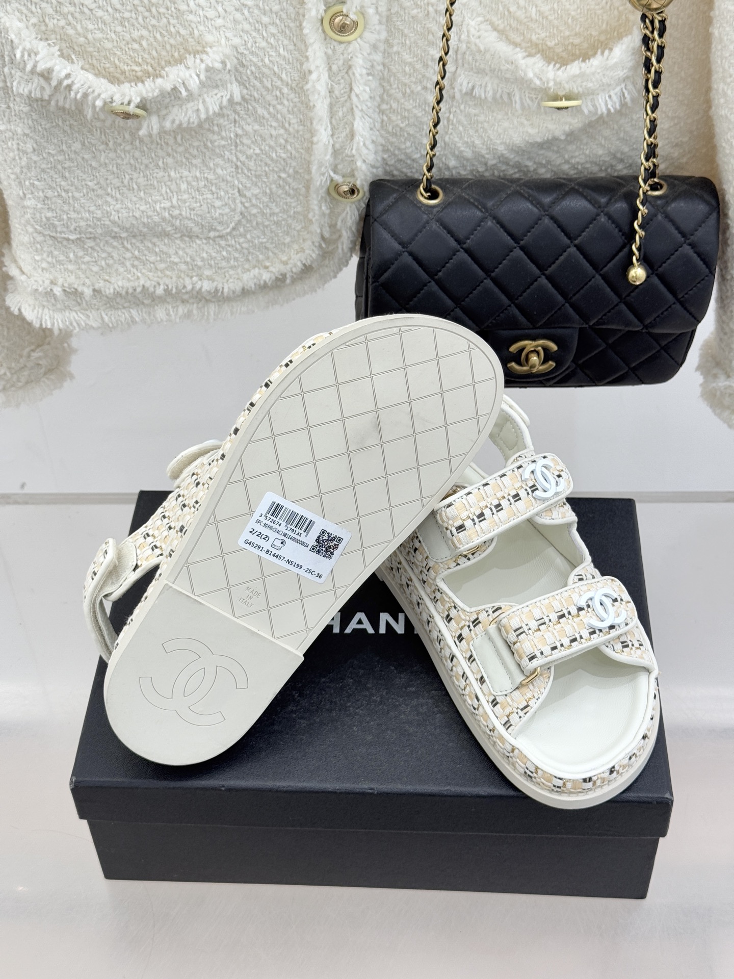 CHANE* ｜小香经典春夏双C魔术贴沙滩凉鞋香奶奶每年都必须要火爆一场的款式 这一系列真是搭配神器明星