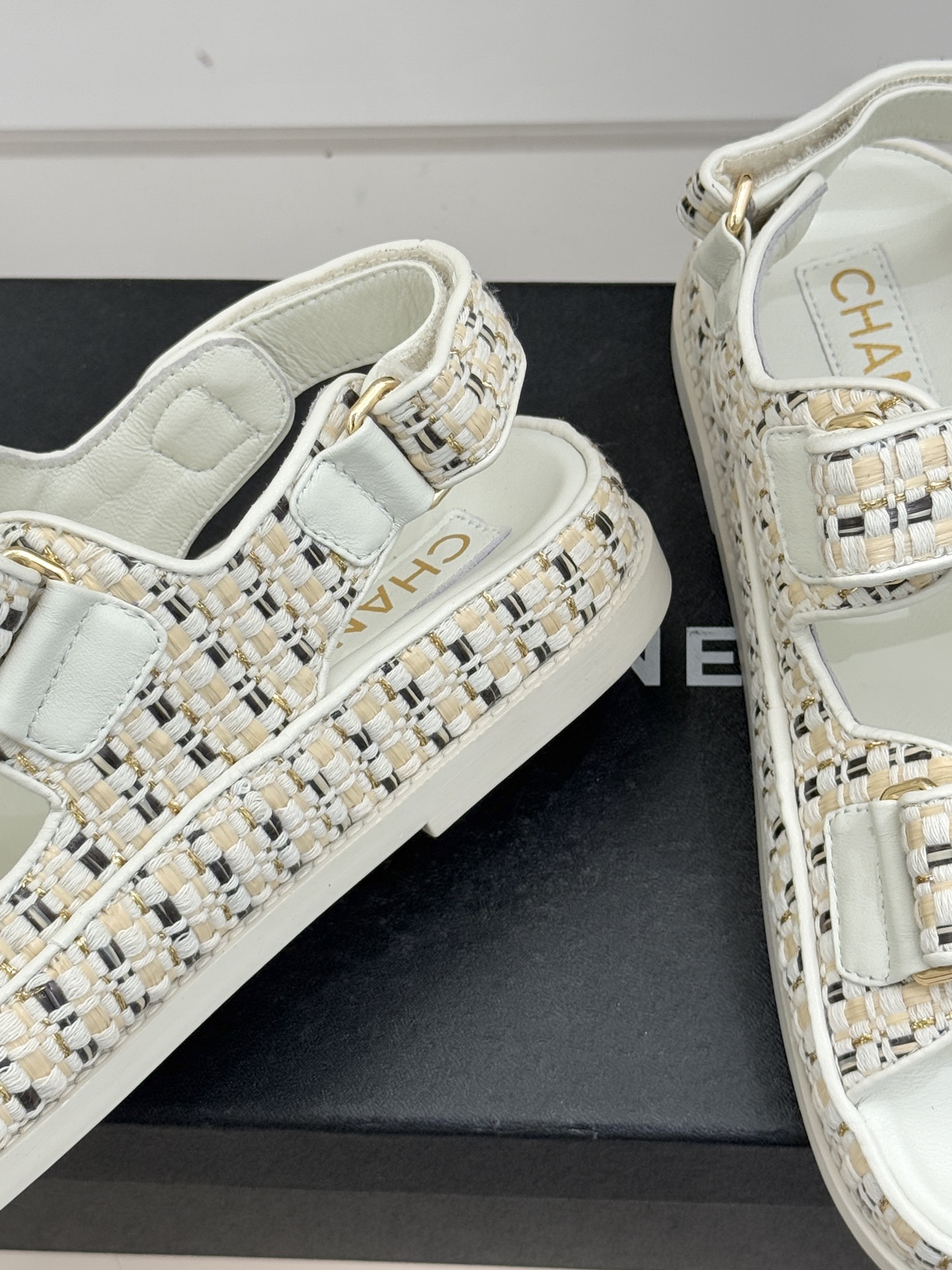 CHANE* ｜小香经典春夏双C魔术贴沙滩凉鞋香奶奶每年都必须要火爆一场的款式 这一系列真是搭配神器明星