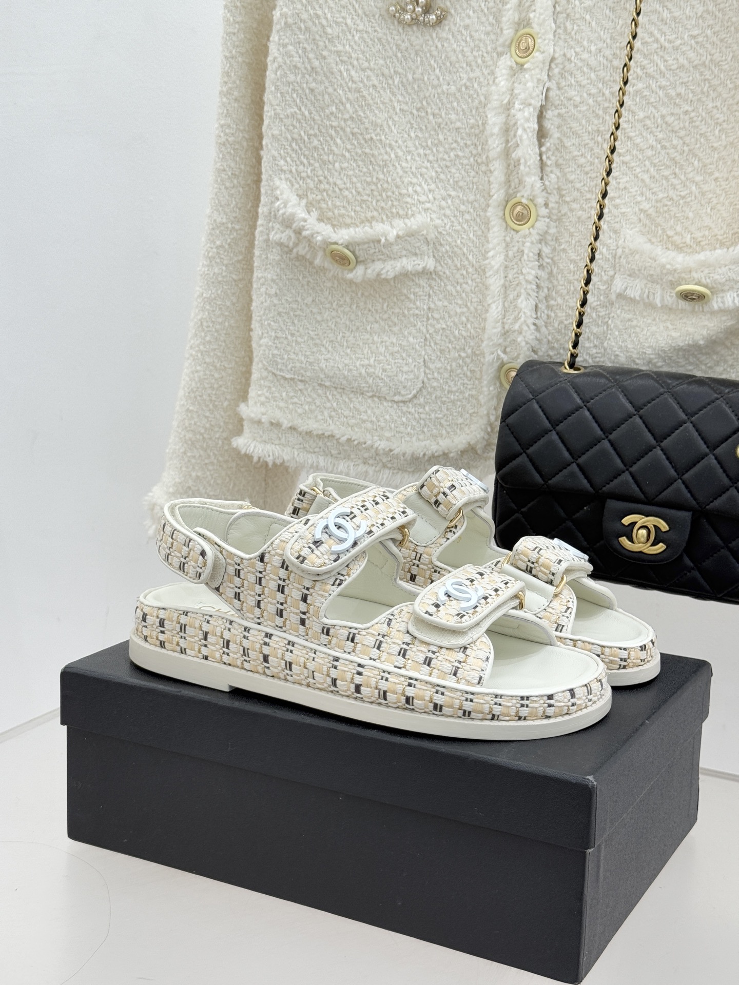 CHANE* ｜小香经典春夏双C魔术贴沙滩凉鞋香奶奶每年都必须要火爆一场的款式 这一系列真是搭配神器明星