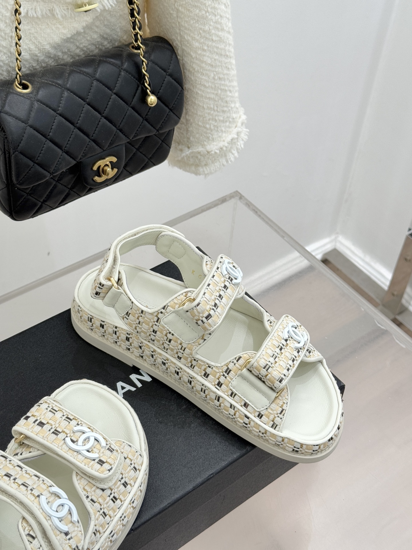 CHANE* ｜小香经典春夏双C魔术贴沙滩凉鞋香奶奶每年都必须要火爆一场的款式 这一系列真是搭配神器明星