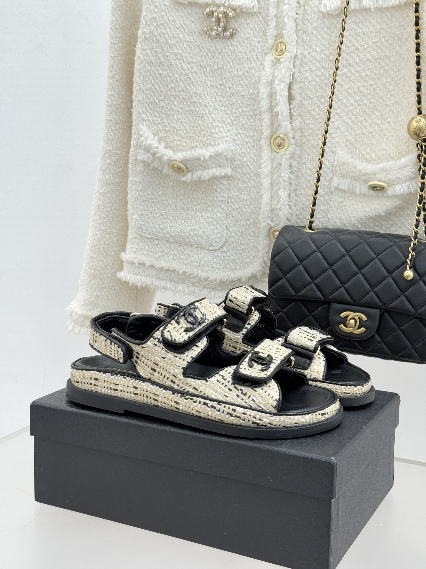 CHANE* ｜小香经典春夏双C魔术贴沙滩凉鞋香奶奶每年都必须要火爆一场的款式 这一系列真是搭配神器明星