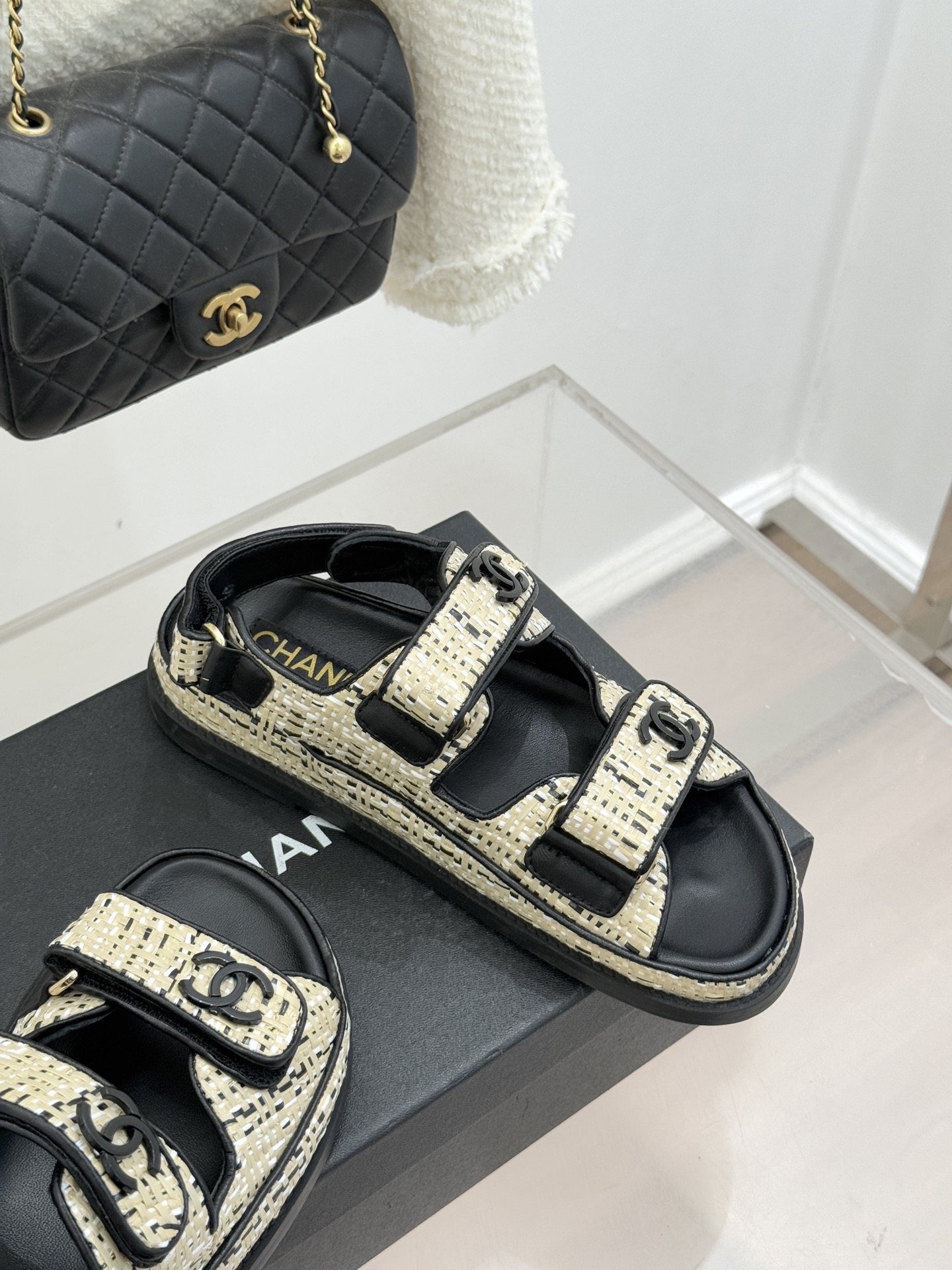 CHANE* ｜小香经典春夏双C魔术贴沙滩凉鞋香奶奶每年都必须要火爆一场的款式 这一系列真是搭配神器明星