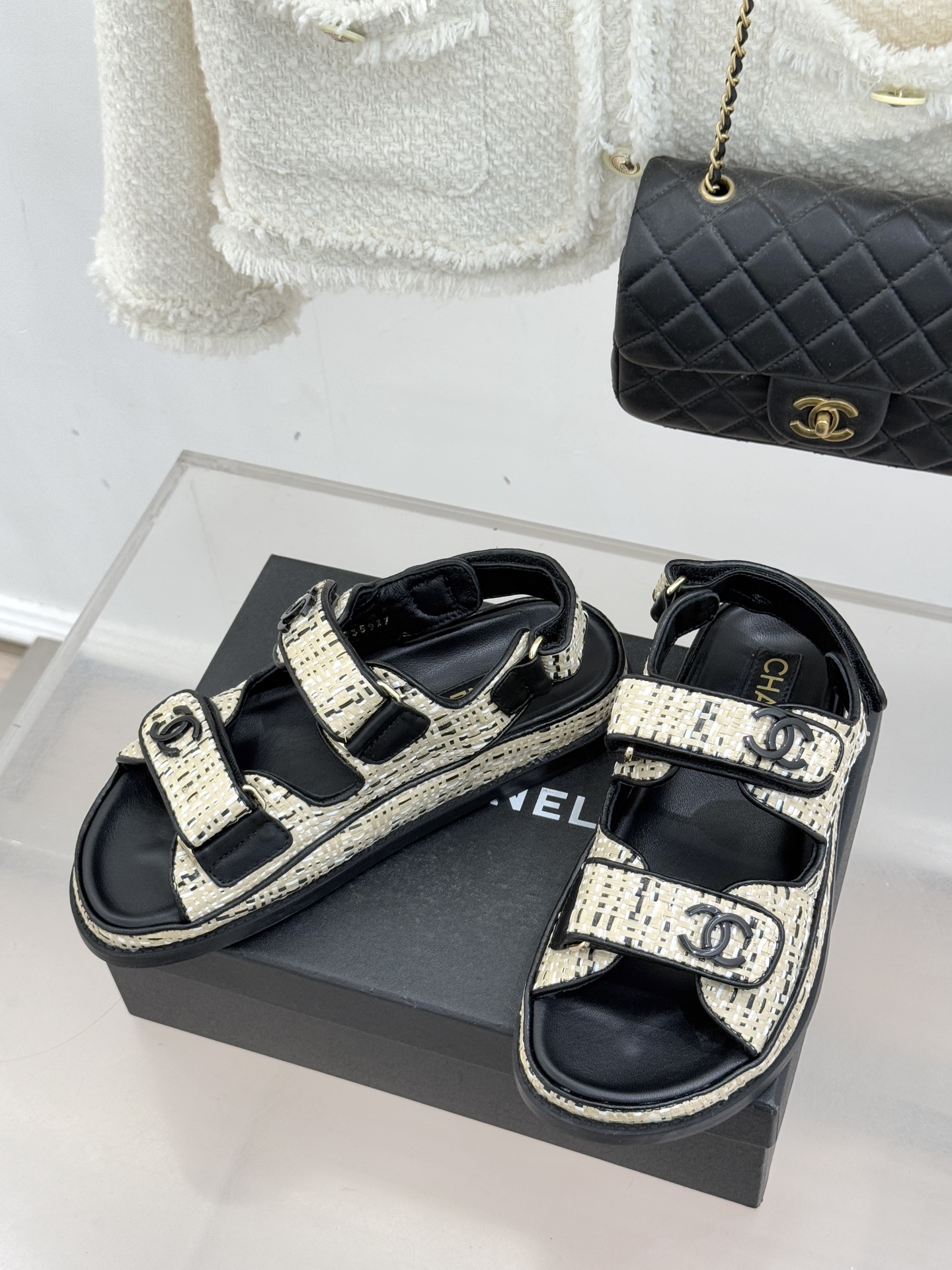 CHANE* ｜小香经典春夏双C魔术贴沙滩凉鞋香奶奶每年都必须要火爆一场的款式 这一系列真是搭配神器明星