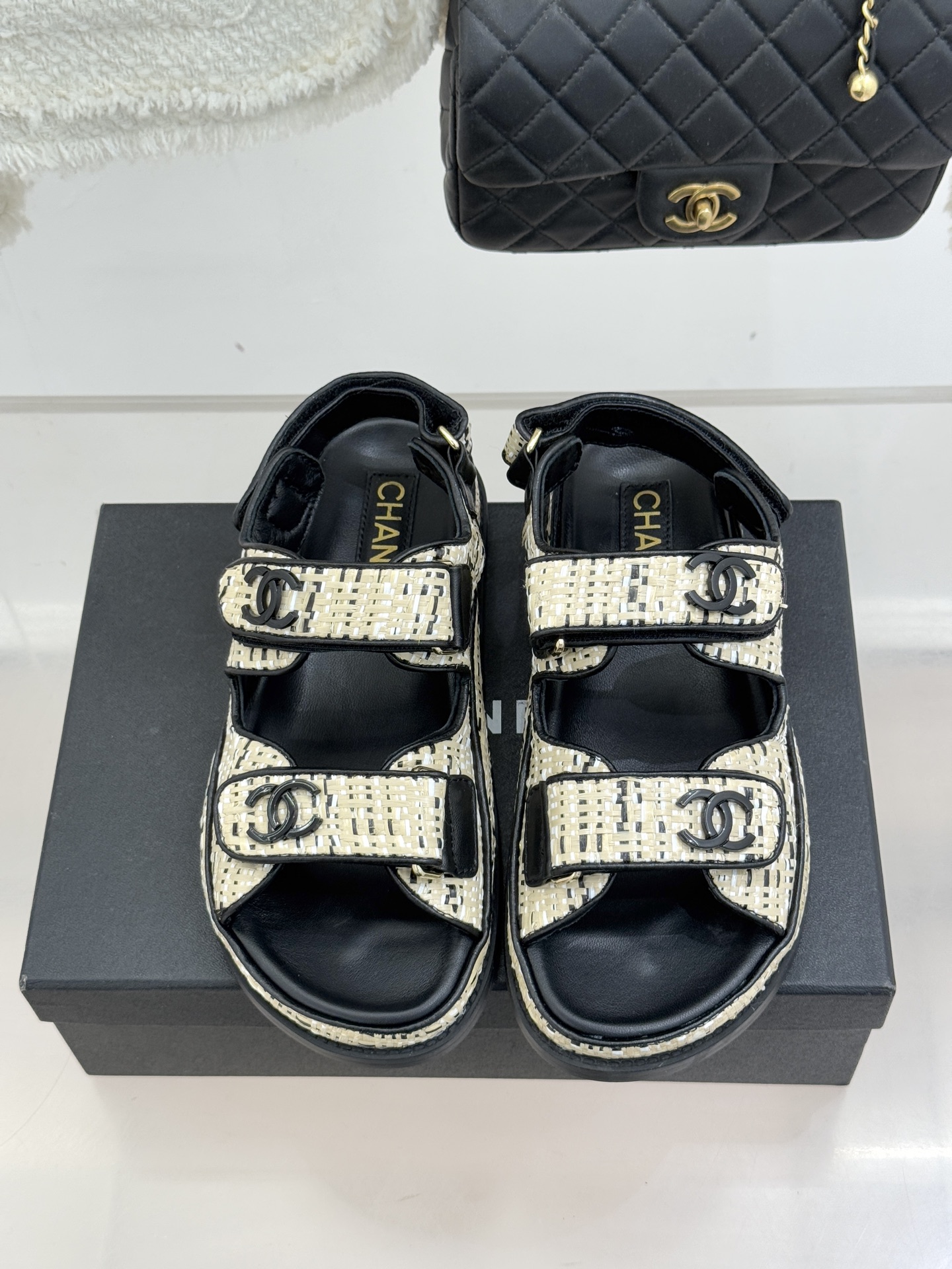 CHANE* ｜小香经典春夏双C魔术贴沙滩凉鞋香奶奶每年都必须要火爆一场的款式 这一系列真是搭配神器明星