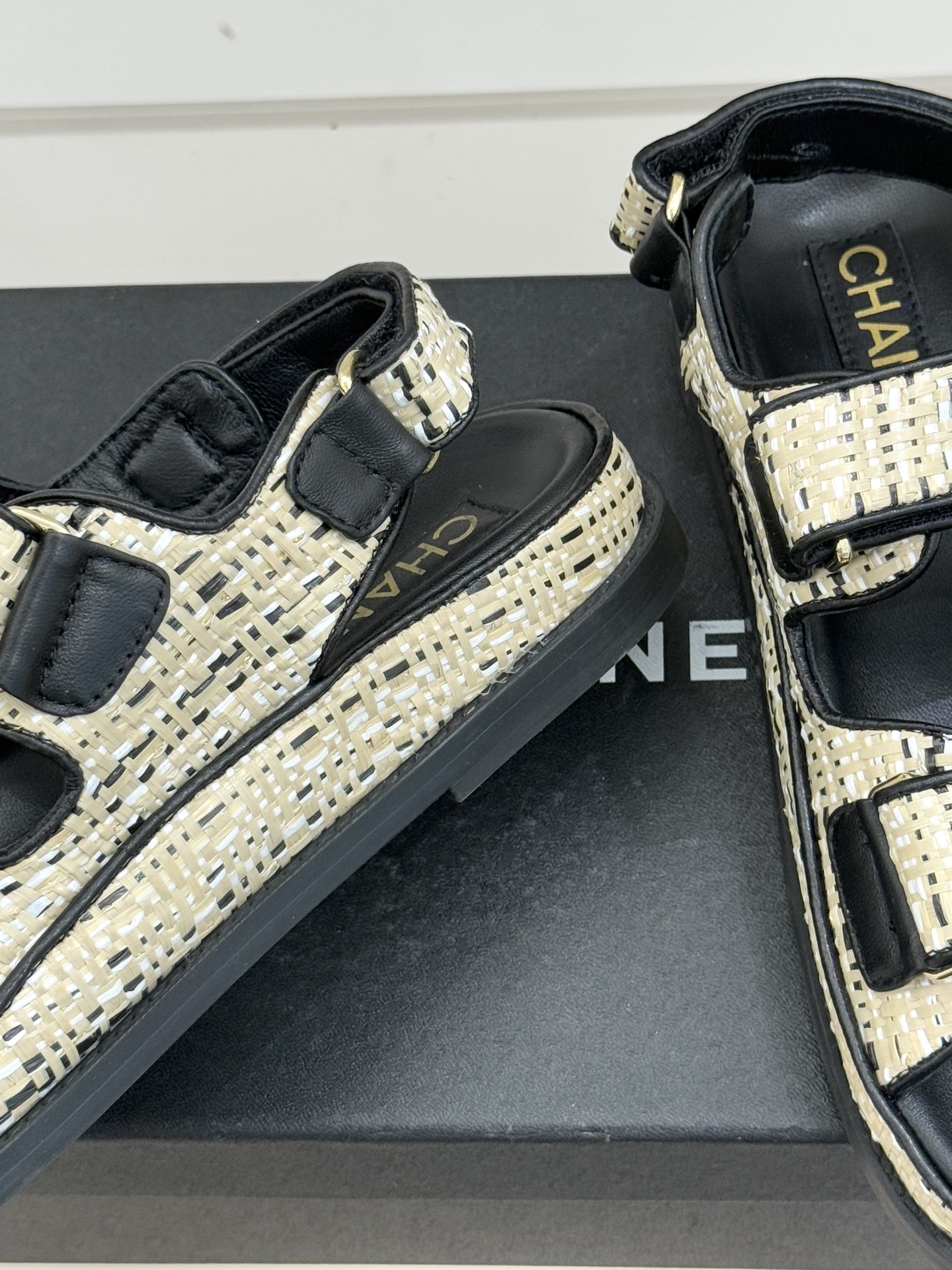 CHANE* ｜小香经典春夏双C魔术贴沙滩凉鞋香奶奶每年都必须要火爆一场的款式 这一系列真是搭配神器明星