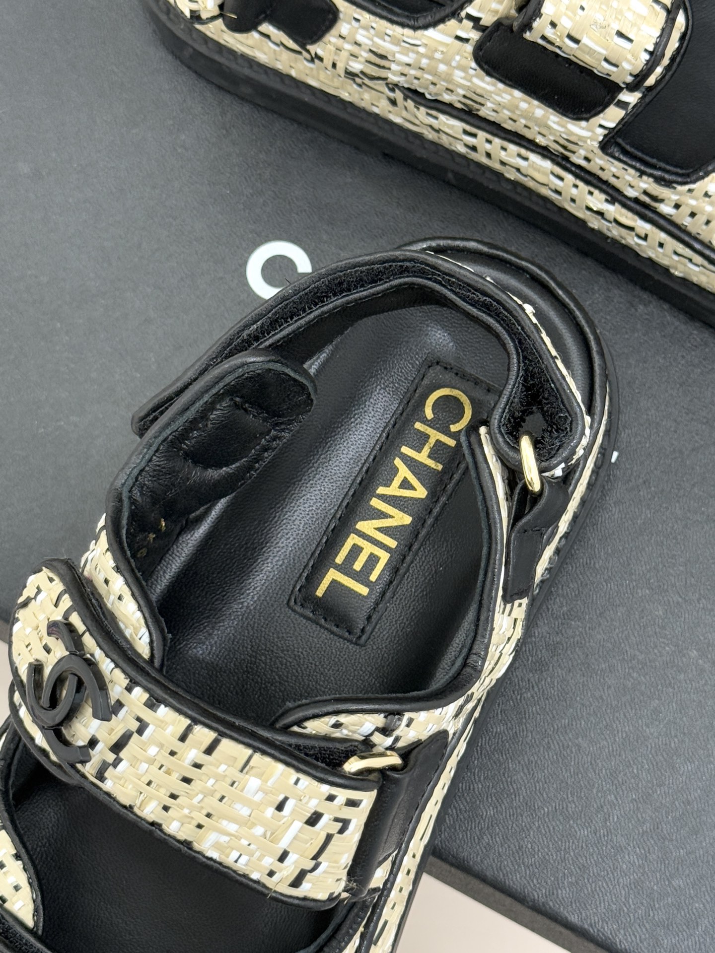 CHANE* ｜小香经典春夏双C魔术贴沙滩凉鞋香奶奶每年都必须要火爆一场的款式 这一系列真是搭配神器明星