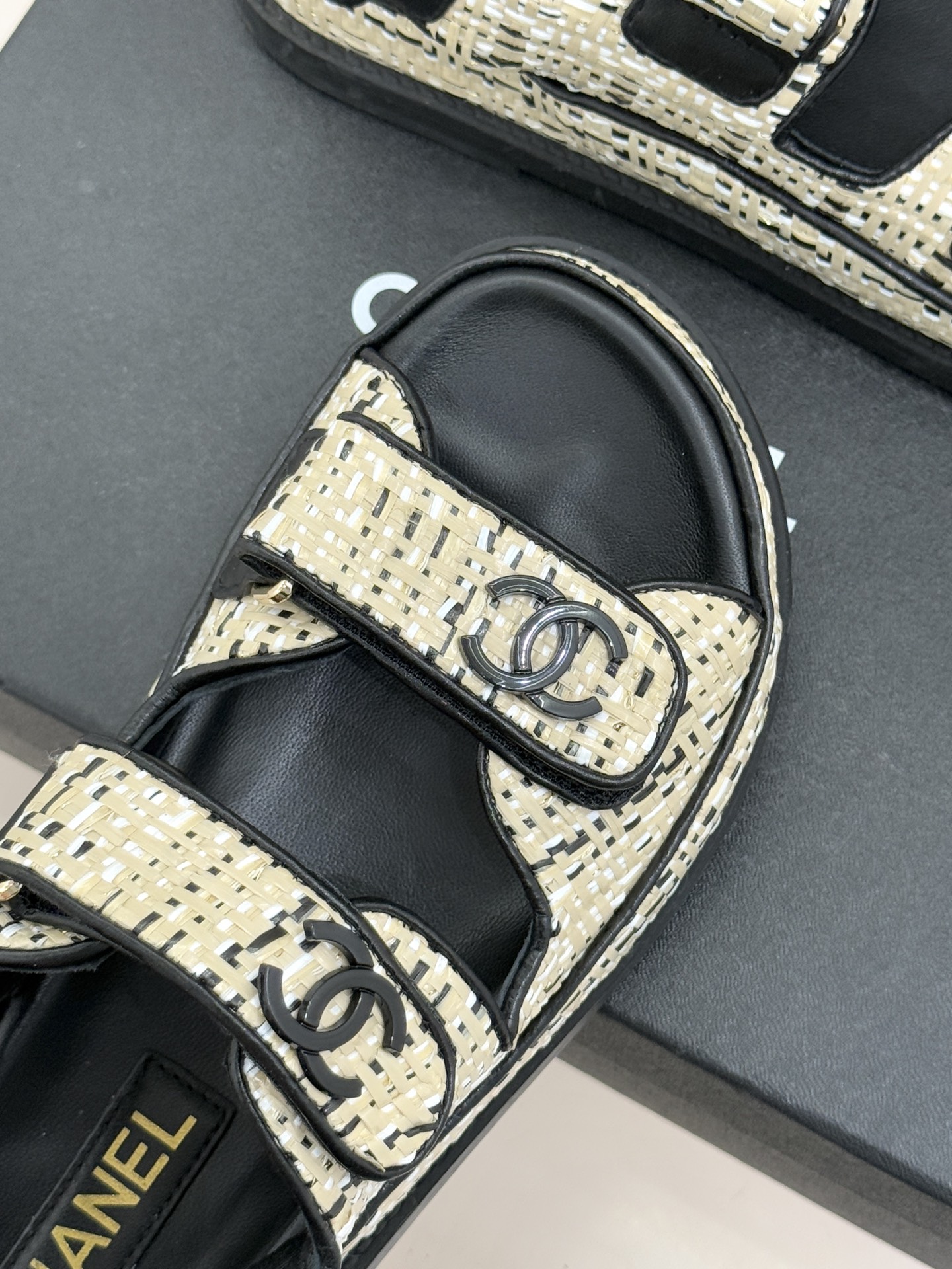 CHANE* ｜小香经典春夏双C魔术贴沙滩凉鞋香奶奶每年都必须要火爆一场的款式 这一系列真是搭配神器明星