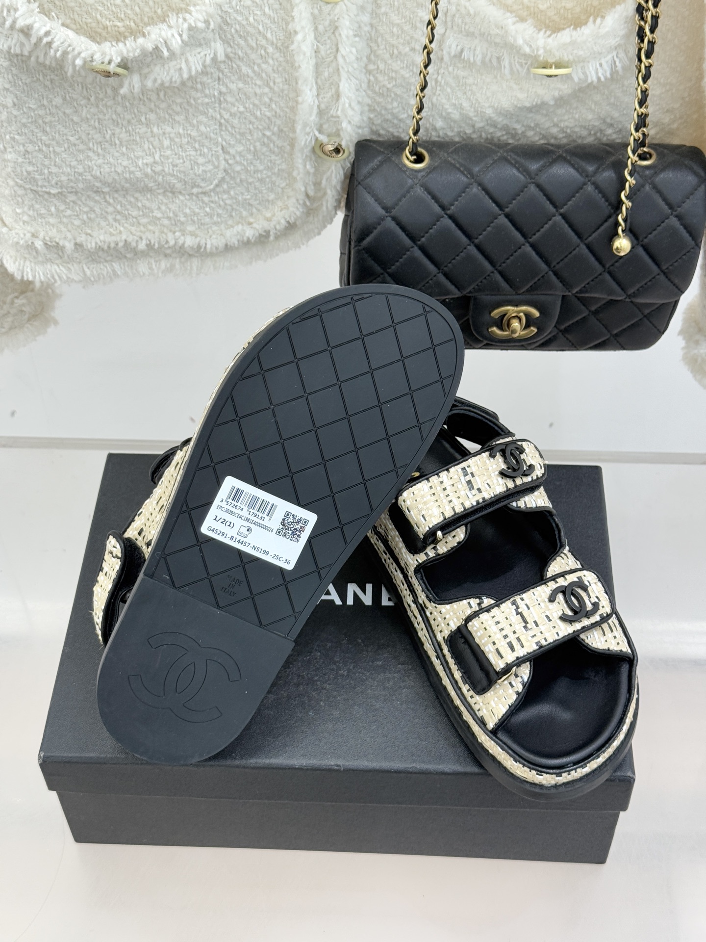 CHANE* ｜小香经典春夏双C魔术贴沙滩凉鞋香奶奶每年都必须要火爆一场的款式 这一系列真是搭配神器明星