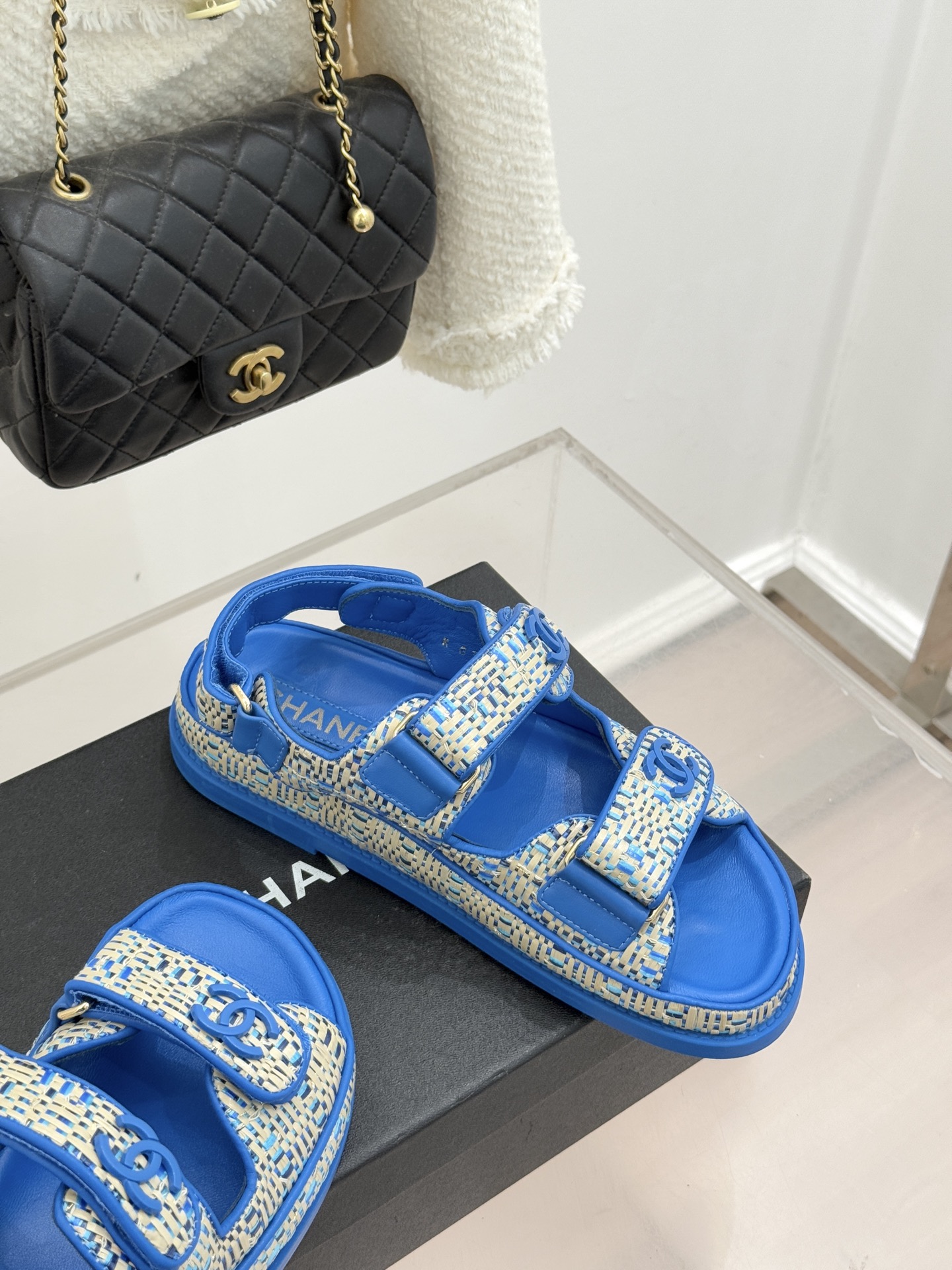 CHANE* ｜小香经典春夏双C魔术贴沙滩凉鞋香奶奶每年都必须要火爆一场的款式 这一系列真是搭配神器明星