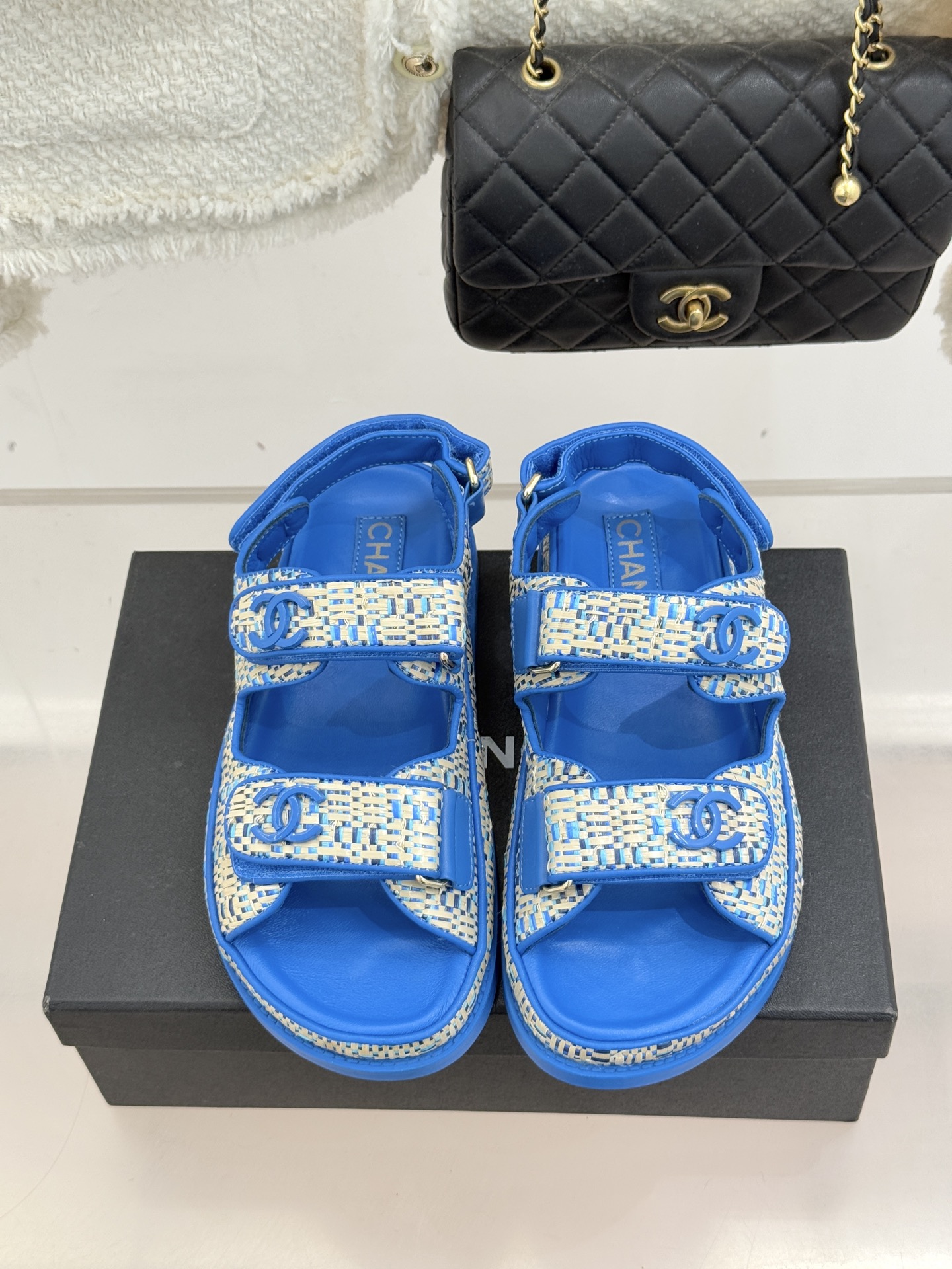 CHANE* ｜小香经典春夏双C魔术贴沙滩凉鞋香奶奶每年都必须要火爆一场的款式 这一系列真是搭配神器明星