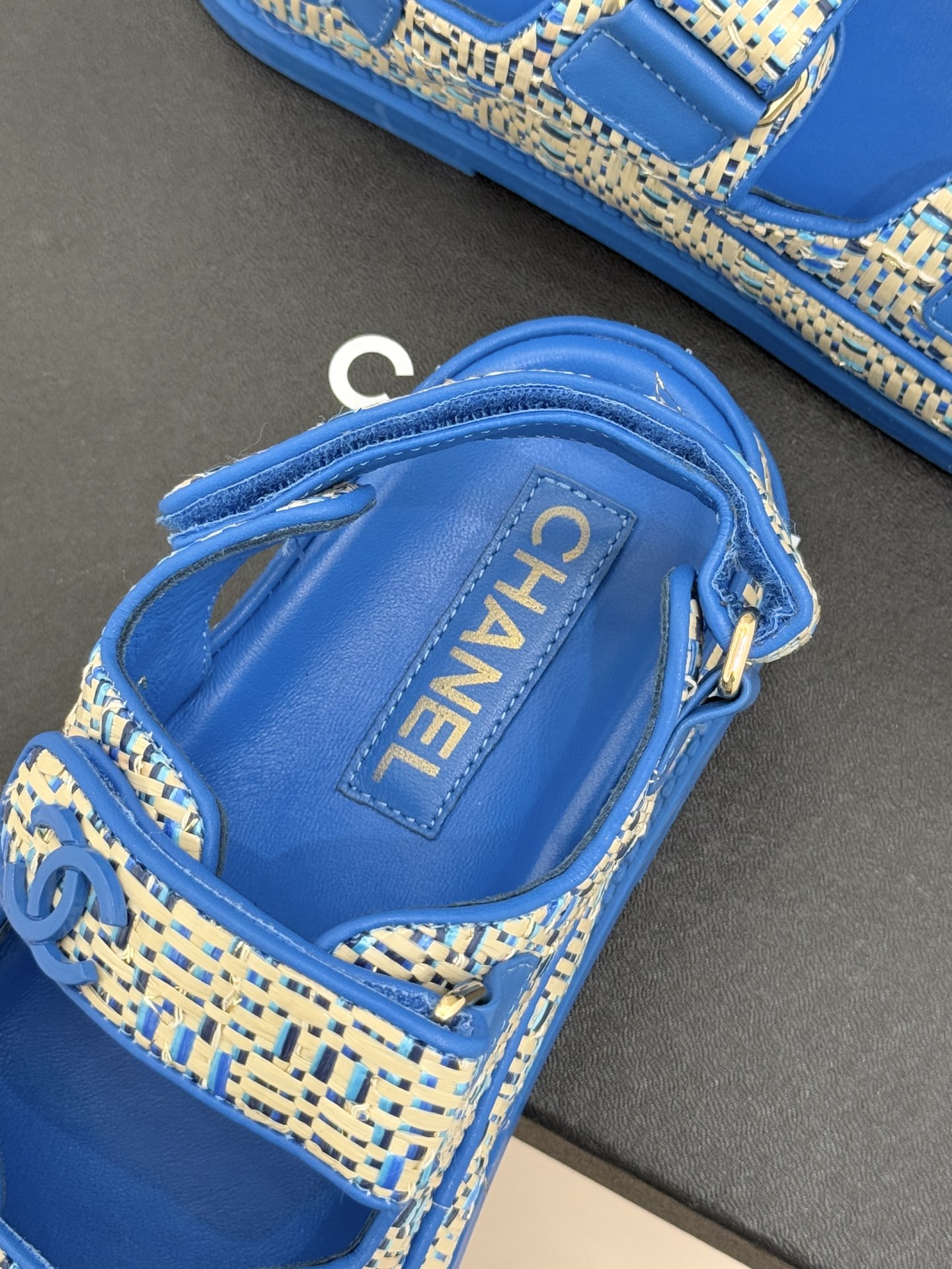 CHANE* ｜小香经典春夏双C魔术贴沙滩凉鞋香奶奶每年都必须要火爆一场的款式 这一系列真是搭配神器明星