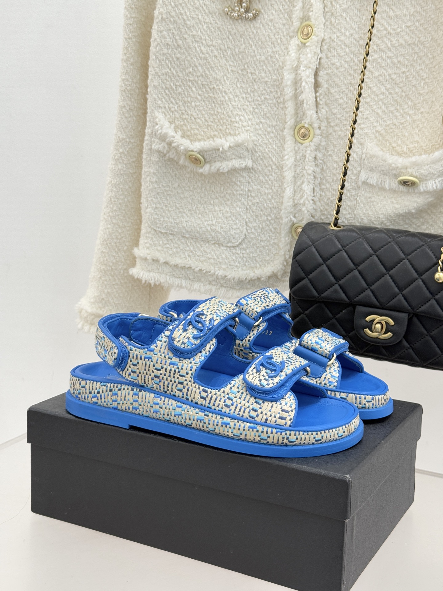 CHANE* ｜小香经典春夏双C魔术贴沙滩凉鞋香奶奶每年都必须要火爆一场的款式 这一系列真是搭配神器明星