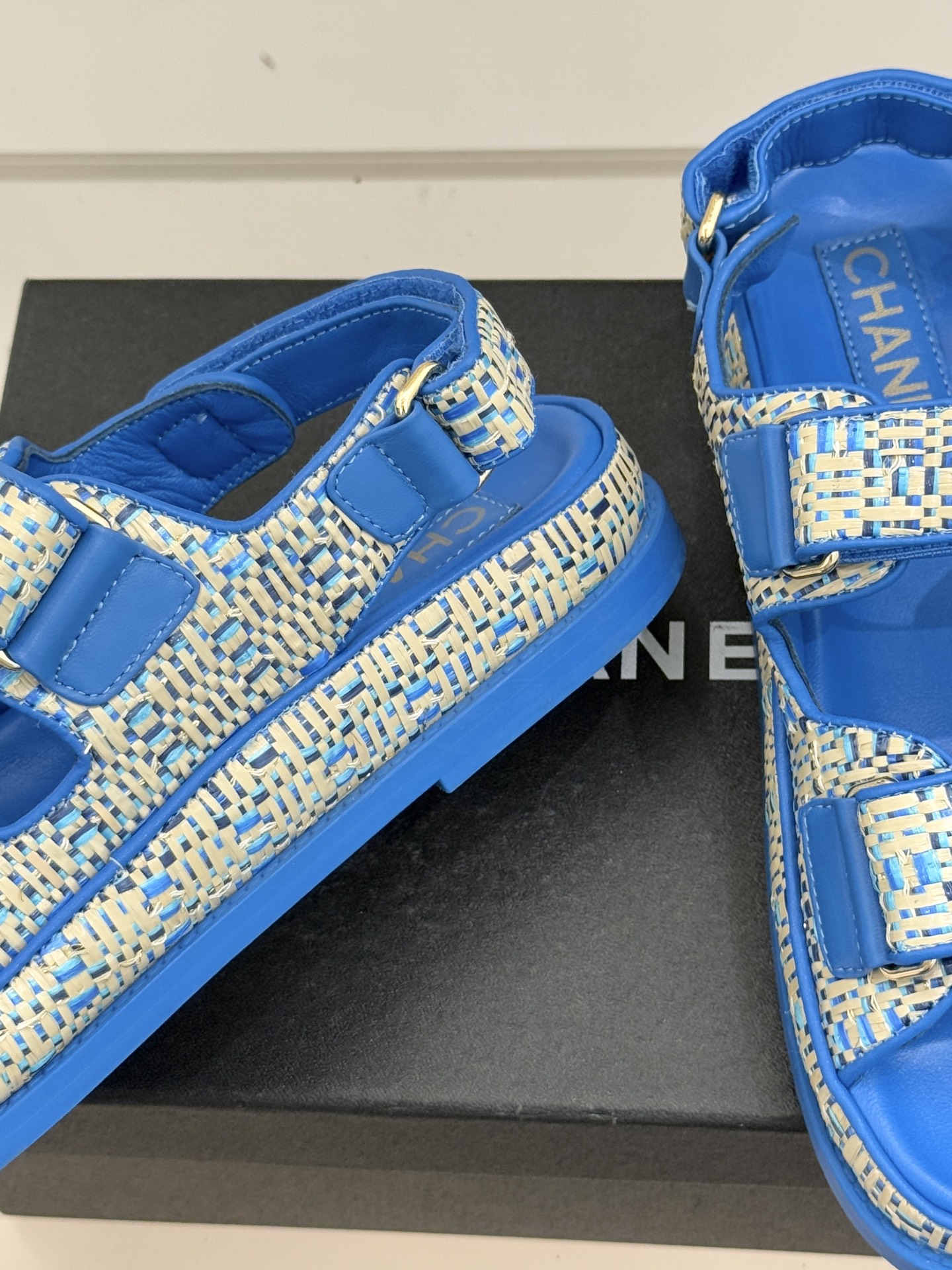 CHANE* ｜小香经典春夏双C魔术贴沙滩凉鞋香奶奶每年都必须要火爆一场的款式 这一系列真是搭配神器明星