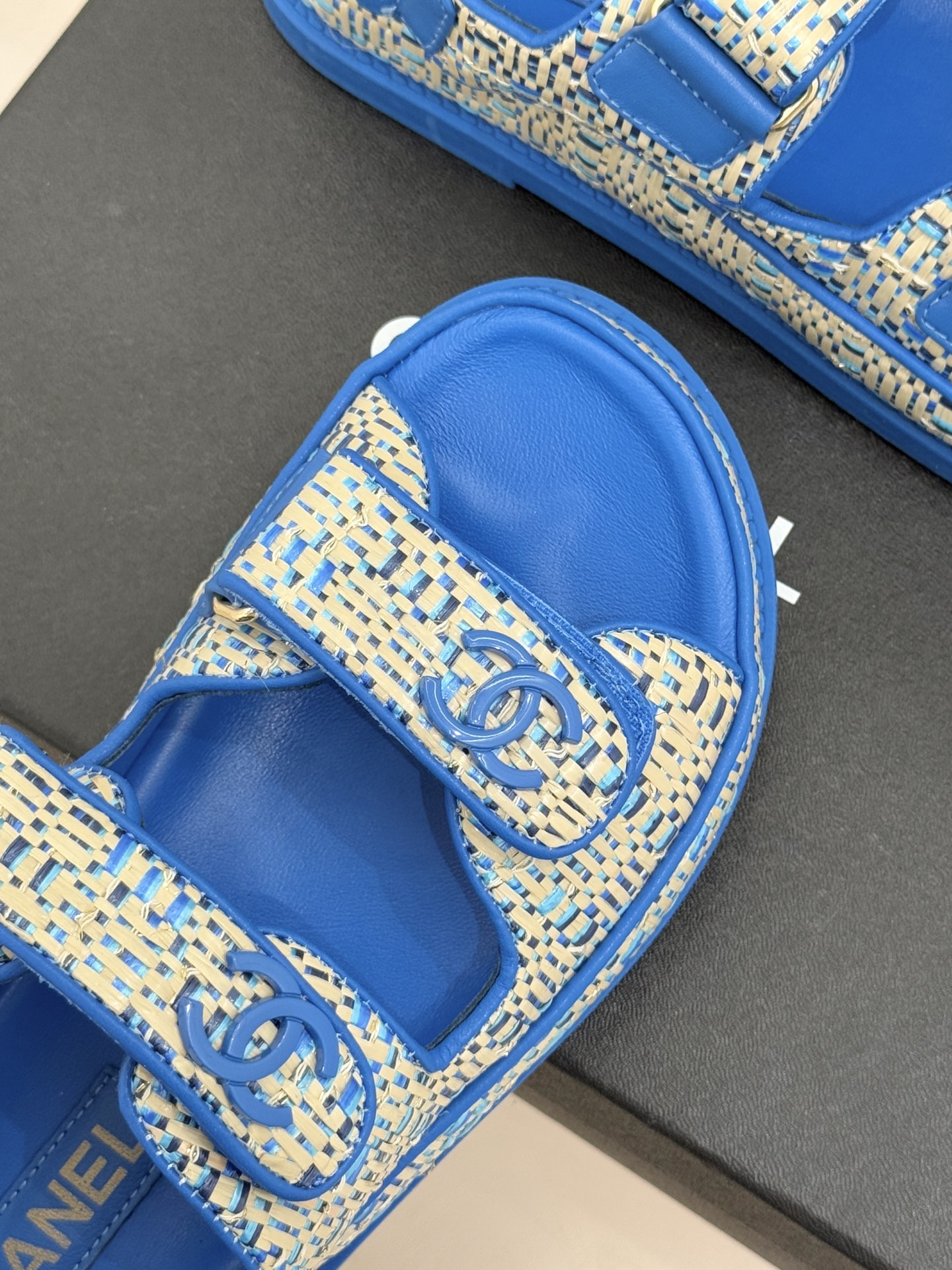 CHANE* ｜小香经典春夏双C魔术贴沙滩凉鞋香奶奶每年都必须要火爆一场的款式 这一系列真是搭配神器明星