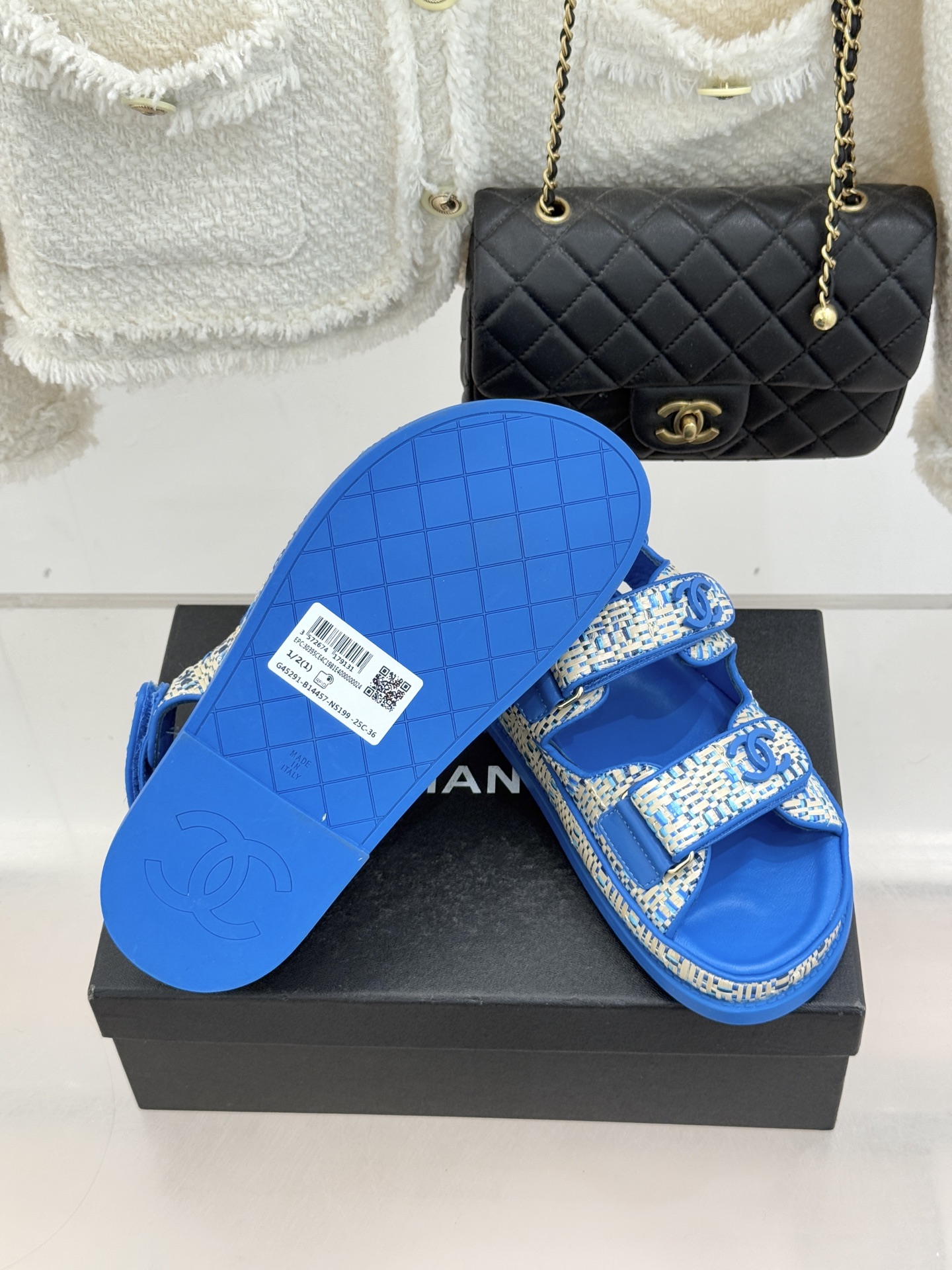 CHANE* ｜小香经典春夏双C魔术贴沙滩凉鞋香奶奶每年都必须要火爆一场的款式 这一系列真是搭配神器明星