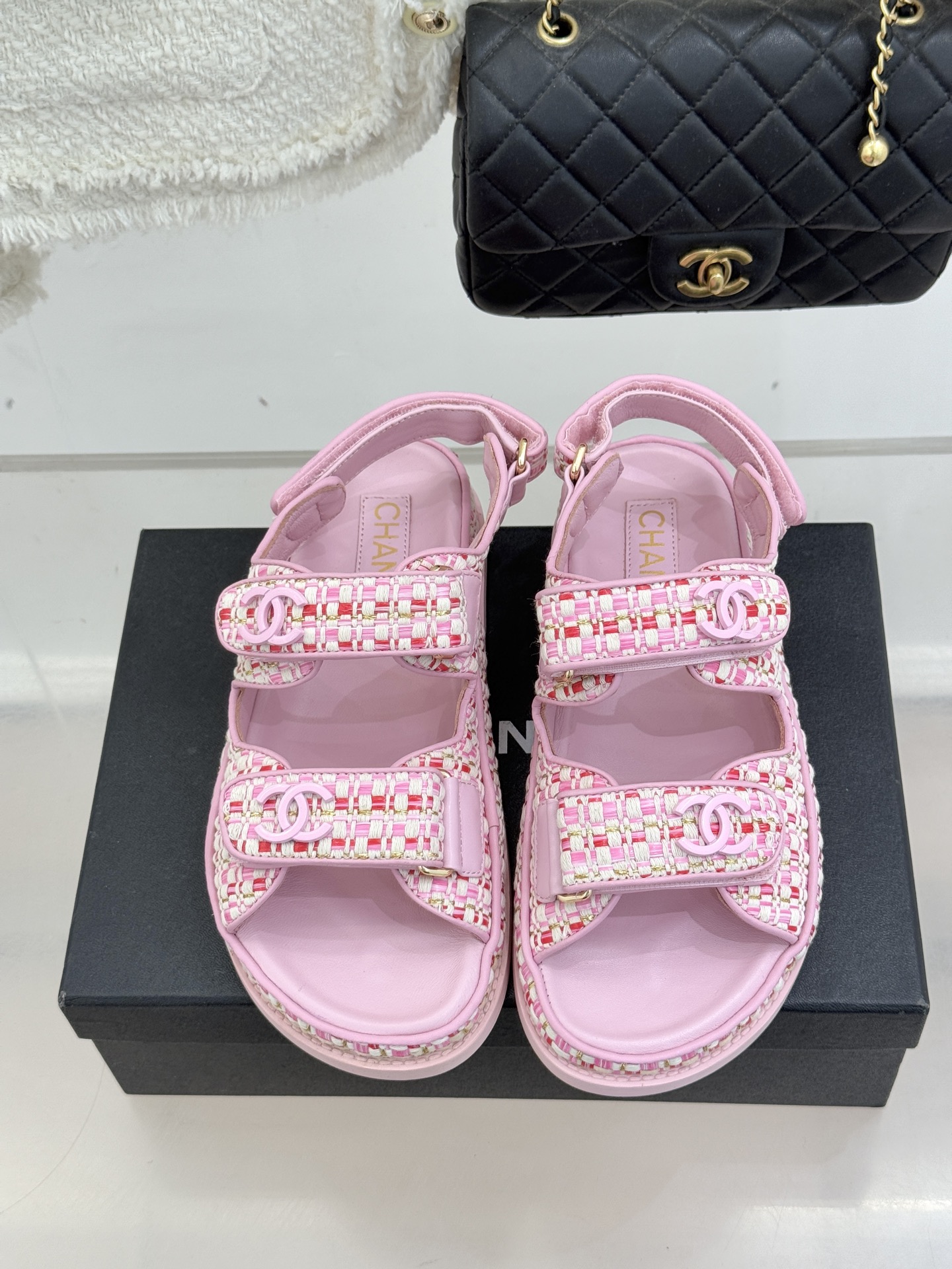 CHANE* ｜小香经典春夏双C魔术贴沙滩凉鞋香奶奶每年都必须要火爆一场的款式 这一系列真是搭配神器明星