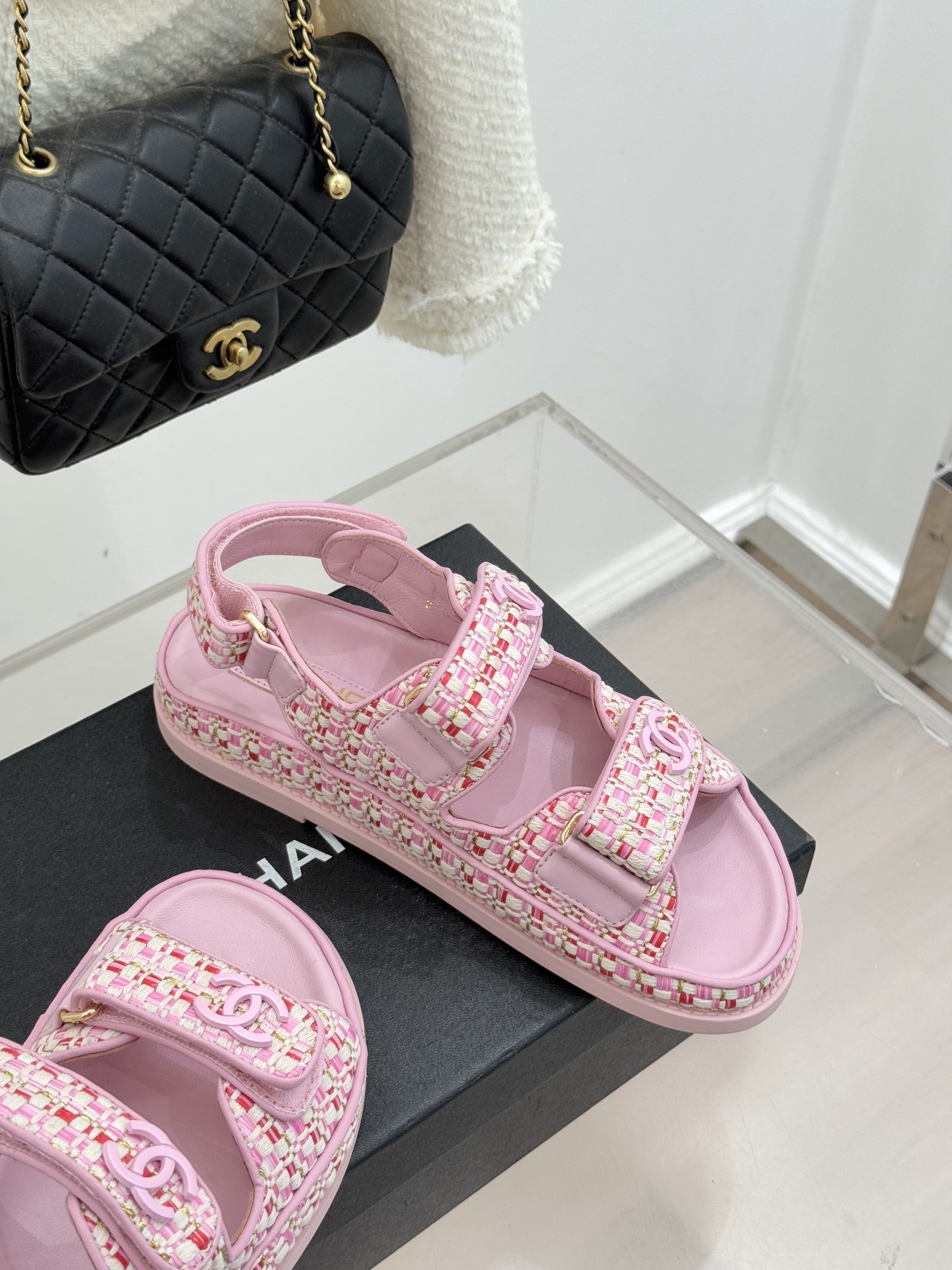 CHANE* ｜小香经典春夏双C魔术贴沙滩凉鞋香奶奶每年都必须要火爆一场的款式 这一系列真是搭配神器明星