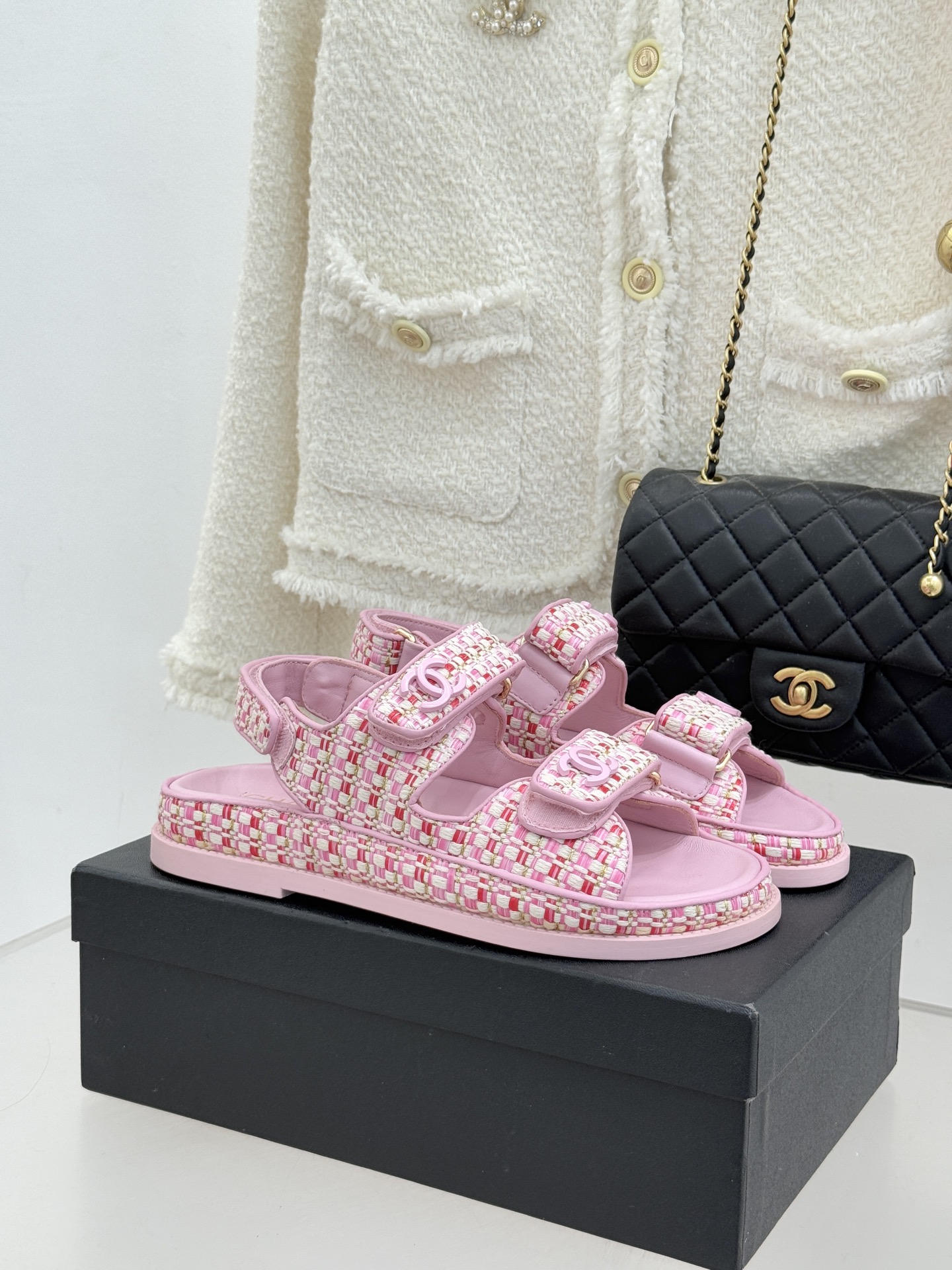 CHANE* ｜小香经典春夏双C魔术贴沙滩凉鞋香奶奶每年都必须要火爆一场的款式 这一系列真是搭配神器明星