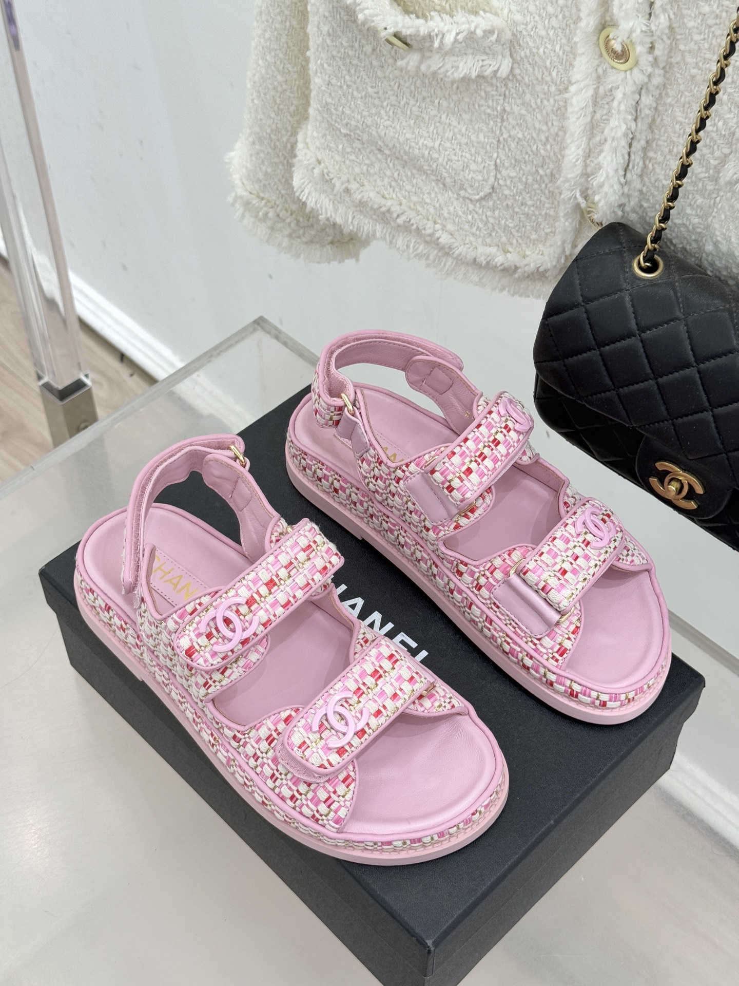 CHANE* ｜小香经典春夏双C魔术贴沙滩凉鞋香奶奶每年都必须要火爆一场的款式 这一系列真是搭配神器明星