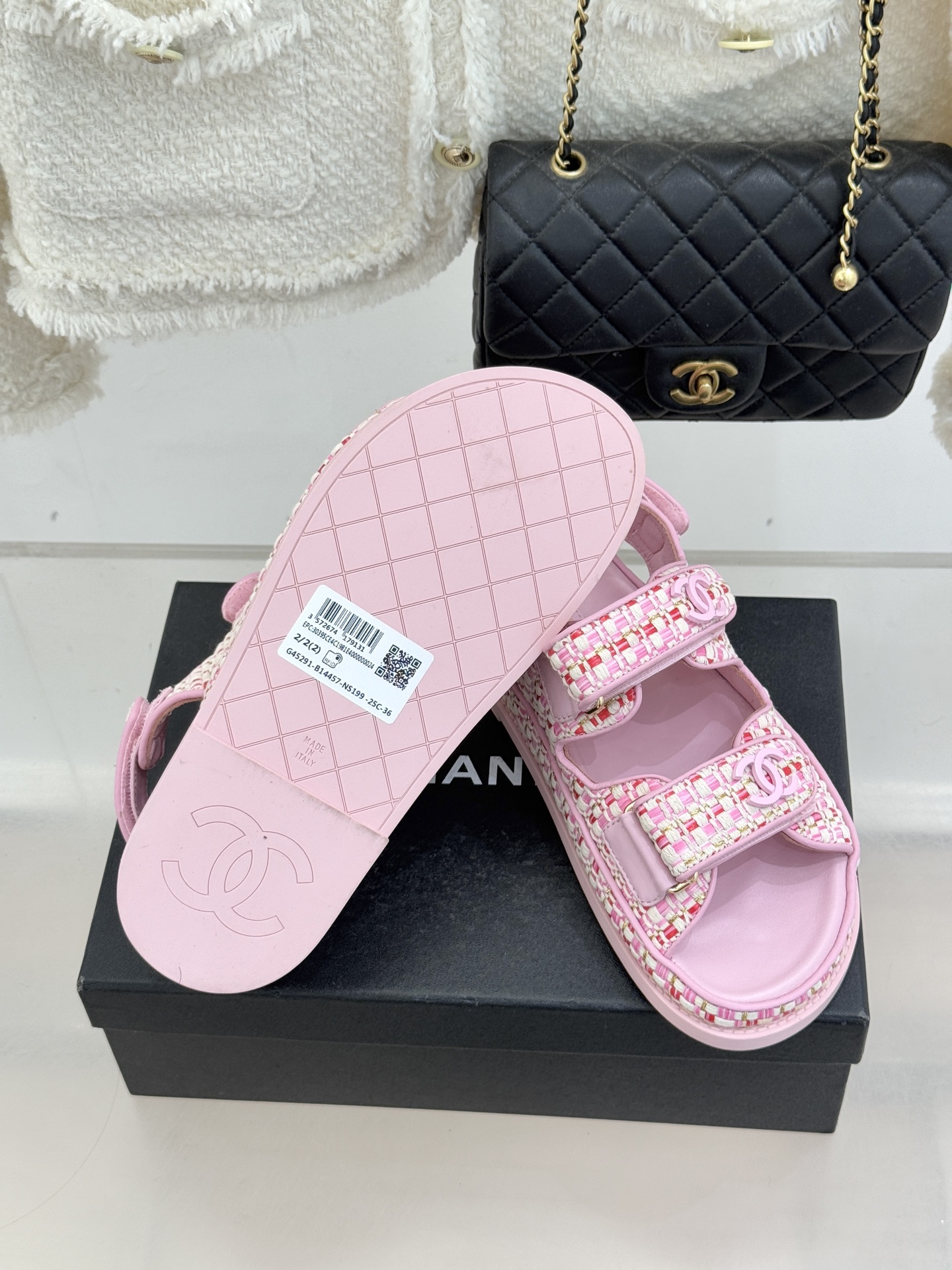 CHANE* ｜小香经典春夏双C魔术贴沙滩凉鞋香奶奶每年都必须要火爆一场的款式 这一系列真是搭配神器明星