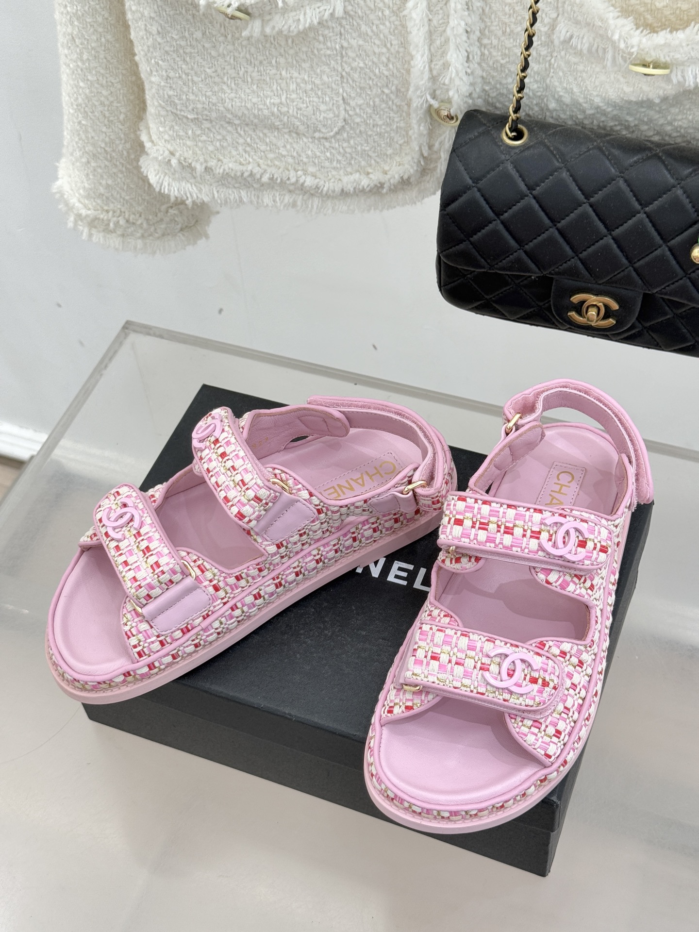 CHANE* ｜小香经典春夏双C魔术贴沙滩凉鞋香奶奶每年都必须要火爆一场的款式 这一系列真是搭配神器明星