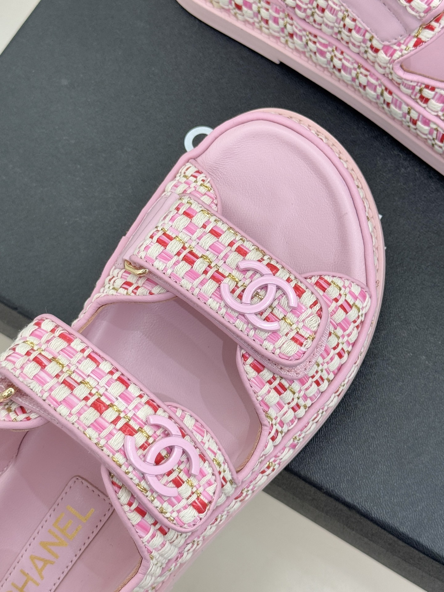 CHANE* ｜小香经典春夏双C魔术贴沙滩凉鞋香奶奶每年都必须要火爆一场的款式 这一系列真是搭配神器明星