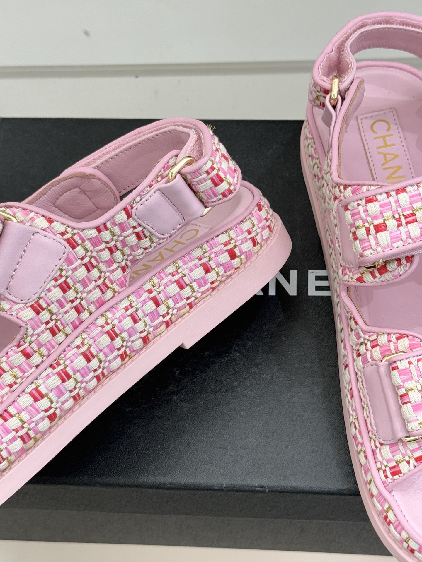 CHANE* ｜小香经典春夏双C魔术贴沙滩凉鞋香奶奶每年都必须要火爆一场的款式 这一系列真是搭配神器明星