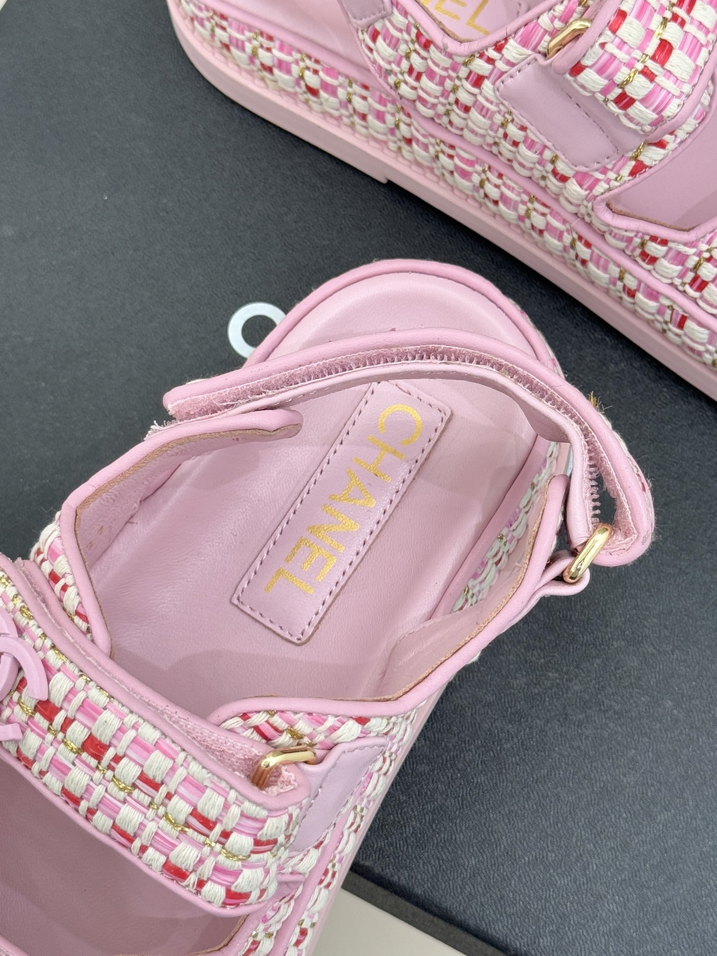 CHANE* ｜小香经典春夏双C魔术贴沙滩凉鞋香奶奶每年都必须要火爆一场的款式 这一系列真是搭配神器明星