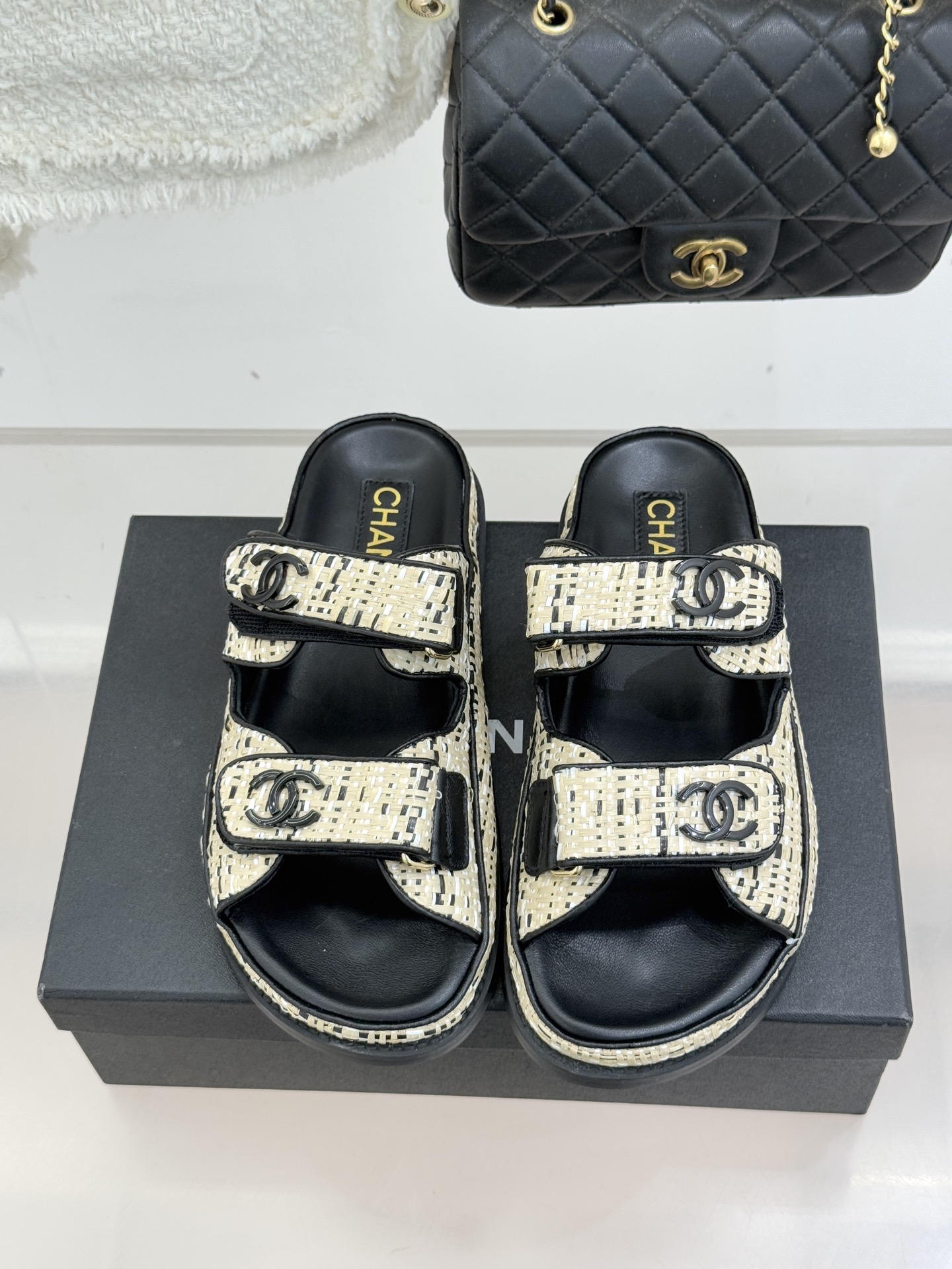 CHANE* ｜小香经典春夏双C魔术贴沙滩凉鞋香奶奶每年都必须要火爆一场的款式 这一系列真是搭配神器明星