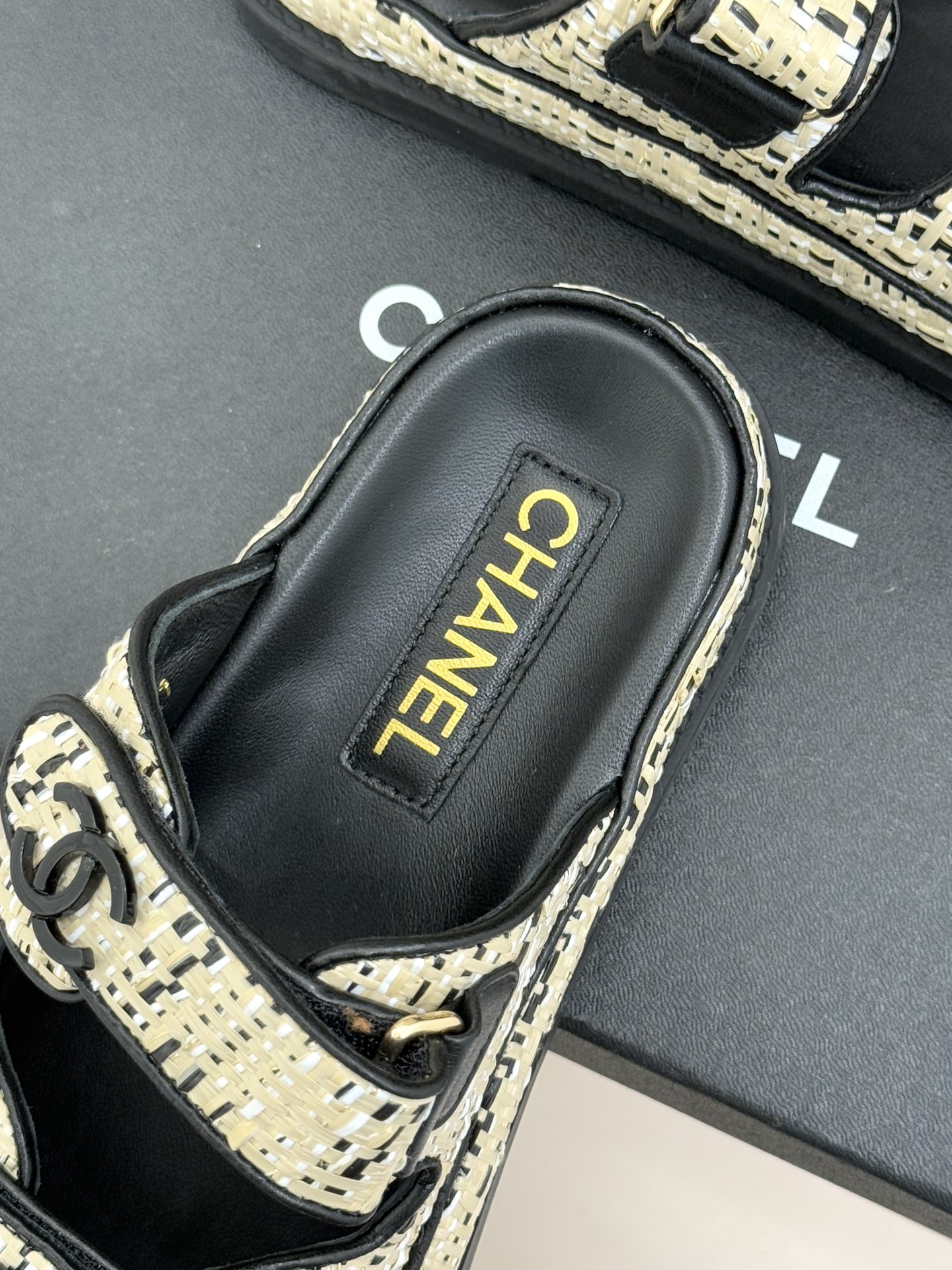 CHANE* ｜小香经典春夏双C魔术贴沙滩凉鞋香奶奶每年都必须要火爆一场的款式 这一系列真是搭配神器明星