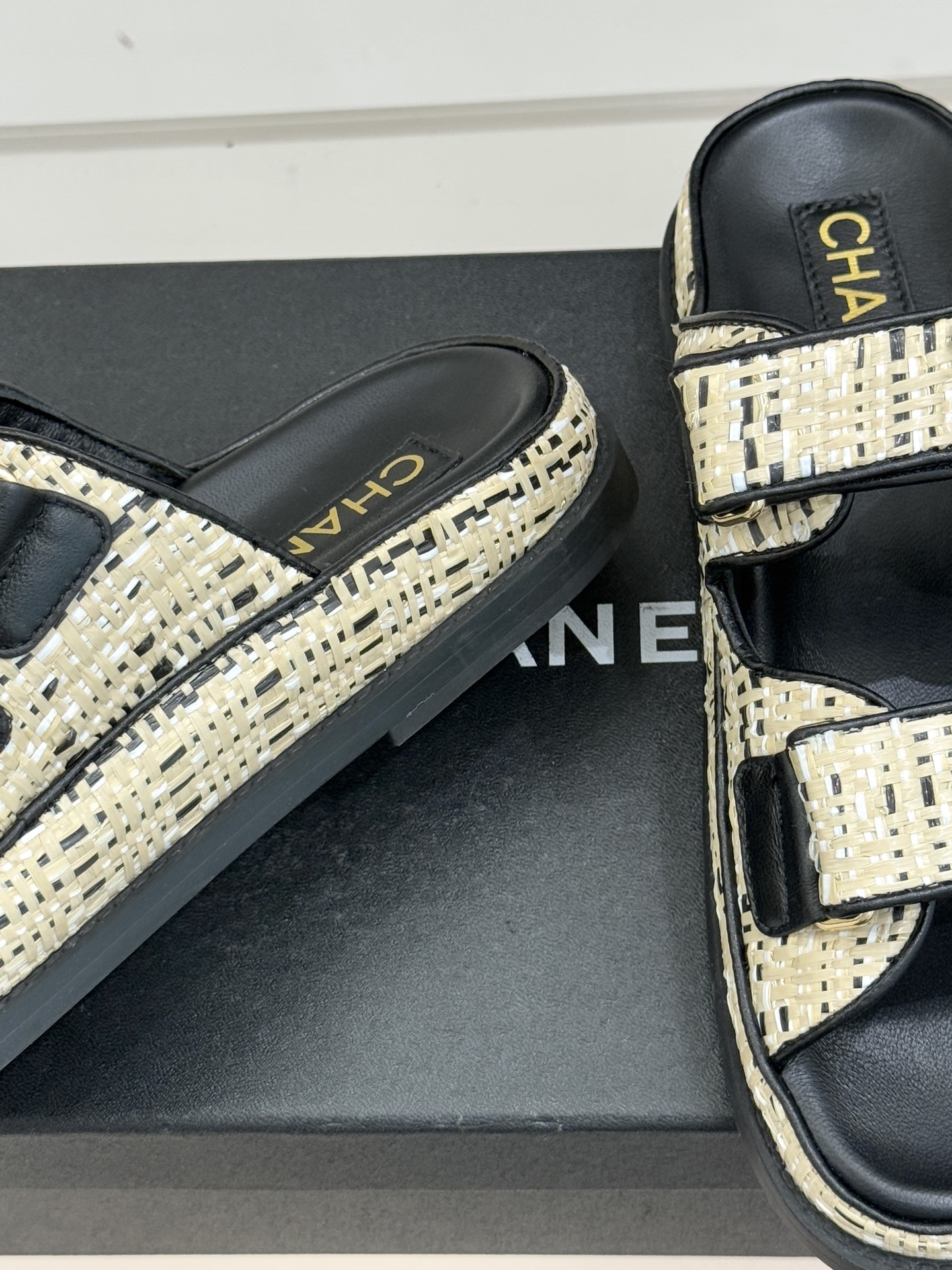 CHANE* ｜小香经典春夏双C魔术贴沙滩凉鞋香奶奶每年都必须要火爆一场的款式 这一系列真是搭配神器明星