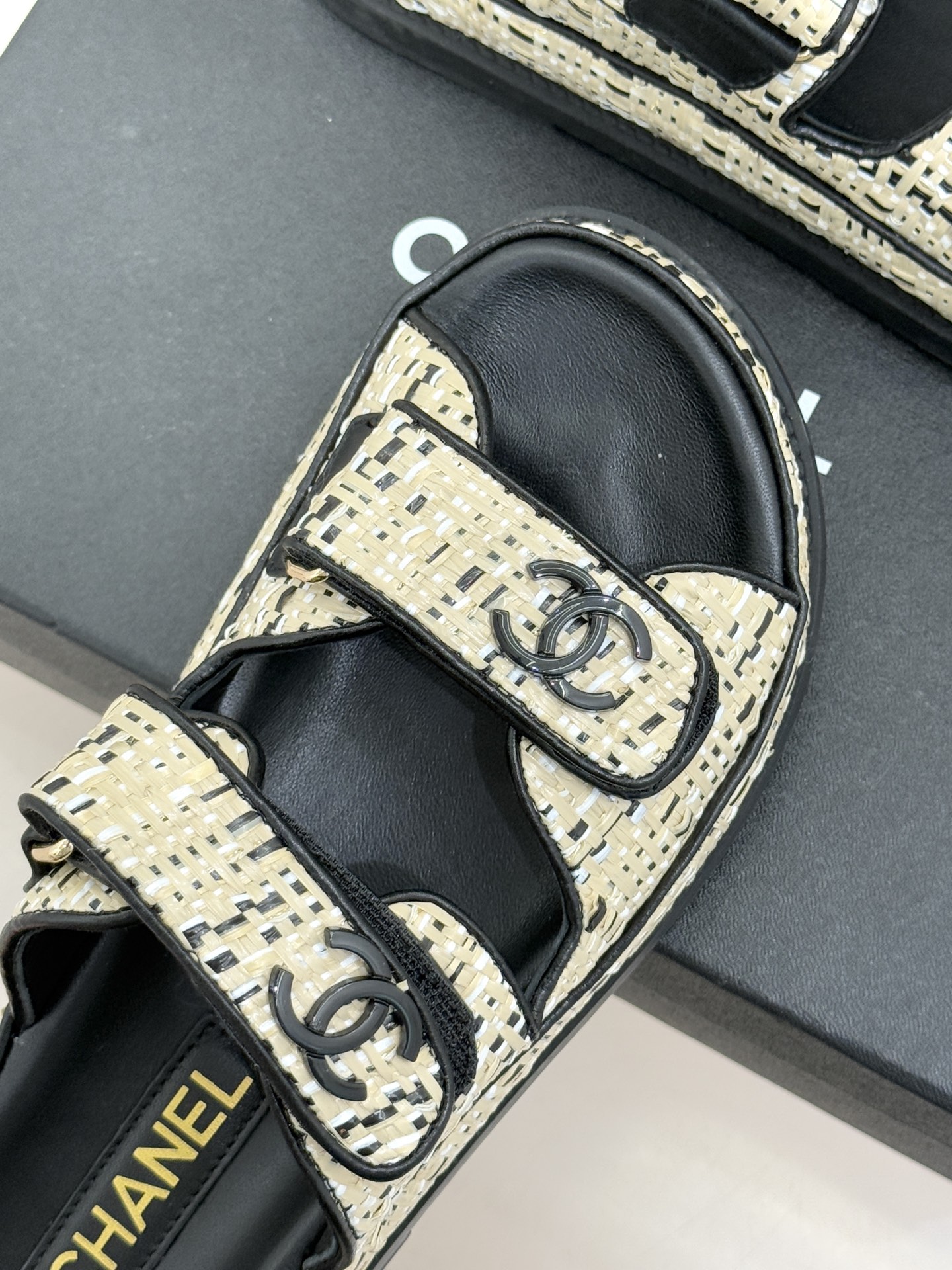 CHANE* ｜小香经典春夏双C魔术贴沙滩凉鞋香奶奶每年都必须要火爆一场的款式 这一系列真是搭配神器明星