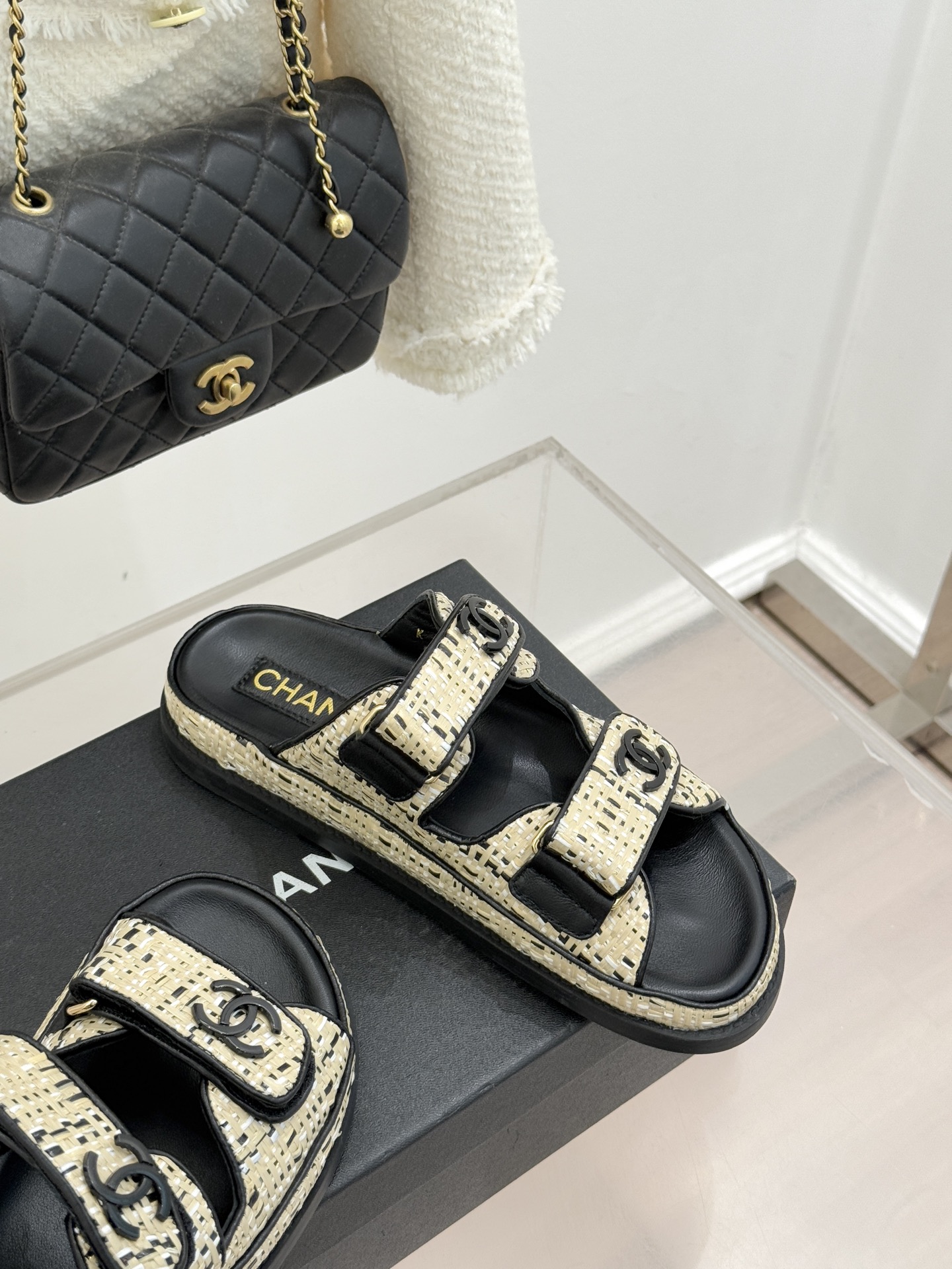 CHANE* ｜小香经典春夏双C魔术贴沙滩凉鞋香奶奶每年都必须要火爆一场的款式 这一系列真是搭配神器明星