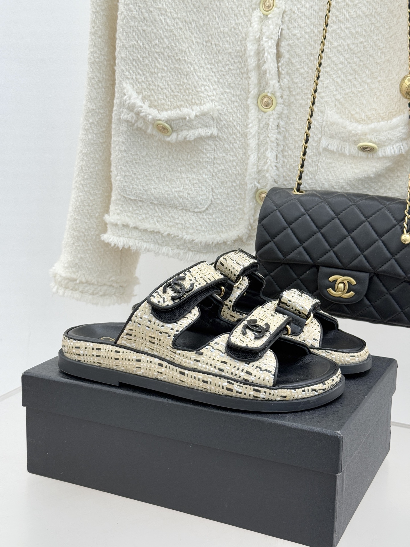 CHANE* ｜小香经典春夏双C魔术贴沙滩凉鞋香奶奶每年都必须要火爆一场的款式 这一系列真是搭配神器明星