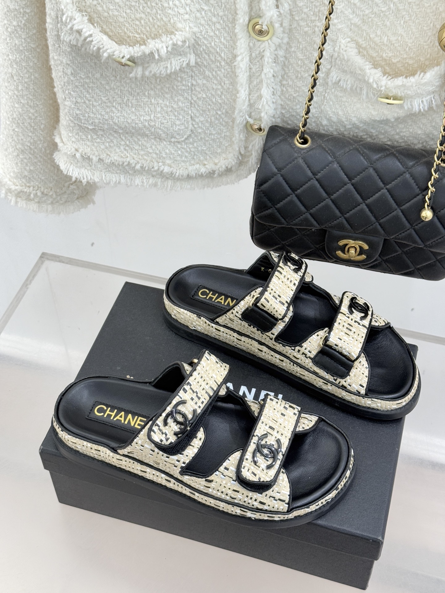 CHANE* ｜小香经典春夏双C魔术贴沙滩凉鞋香奶奶每年都必须要火爆一场的款式 这一系列真是搭配神器明星