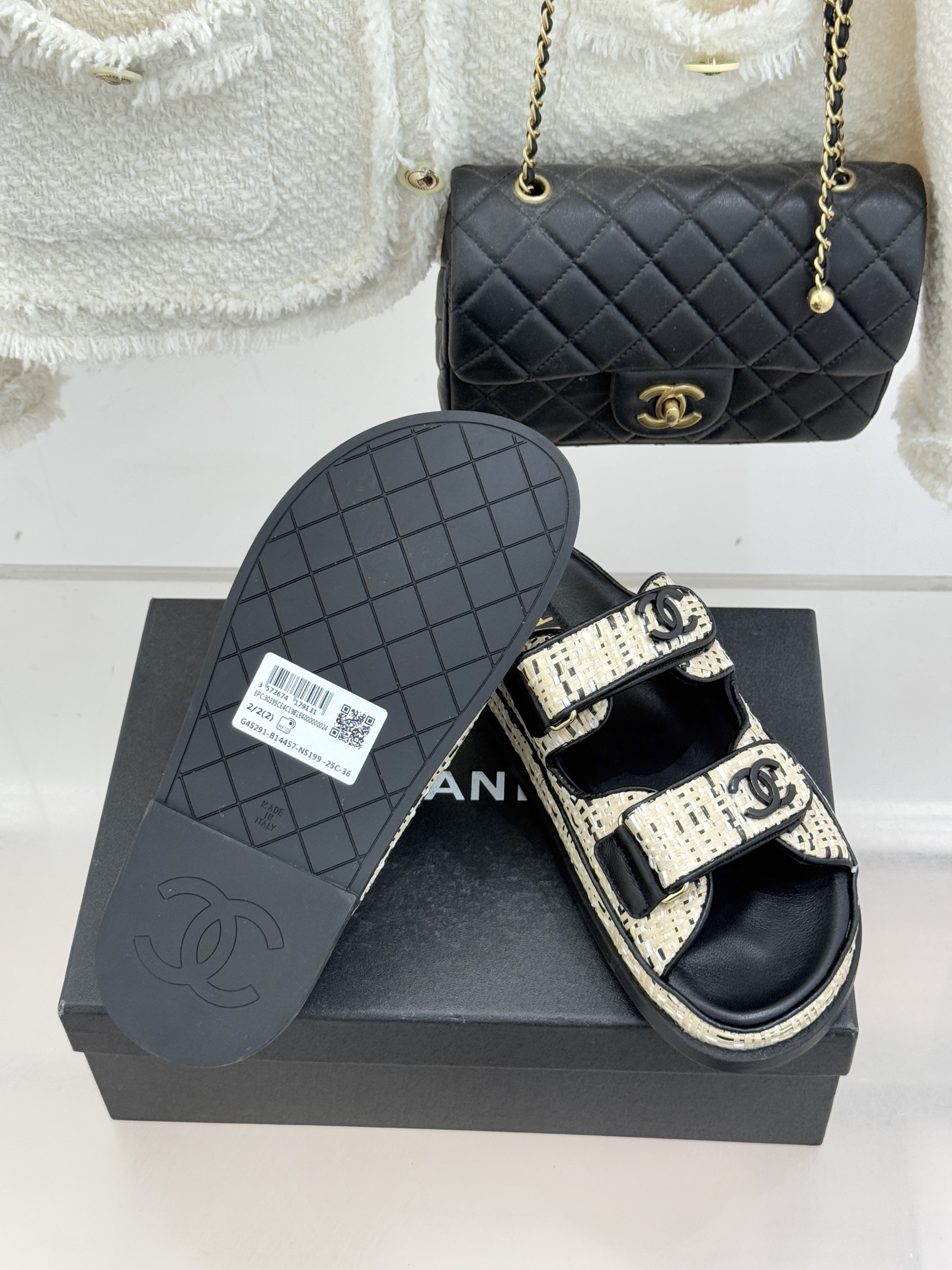 CHANE* ｜小香经典春夏双C魔术贴沙滩凉鞋香奶奶每年都必须要火爆一场的款式 这一系列真是搭配神器明星