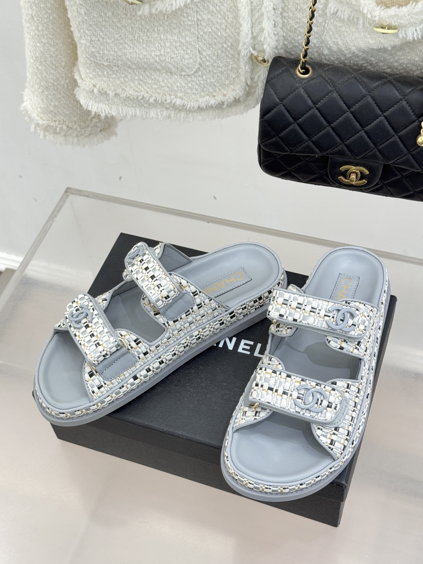 CHANE* ｜小香经典春夏双C魔术贴沙滩凉鞋香奶奶每年都必须要火爆一场的款式 这一系列真是搭配神器明星