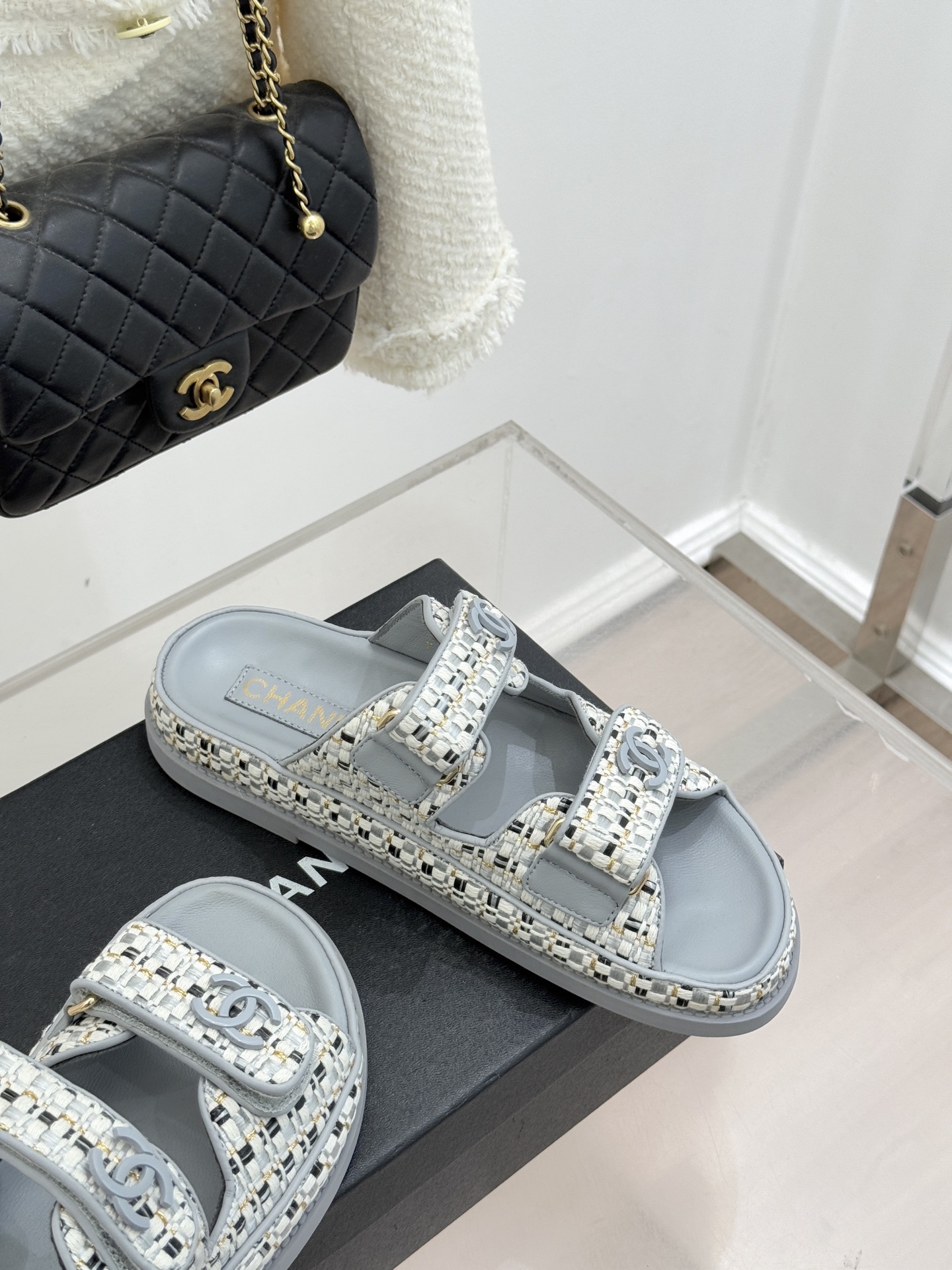 CHANE* ｜小香经典春夏双C魔术贴沙滩凉鞋香奶奶每年都必须要火爆一场的款式 这一系列真是搭配神器明星